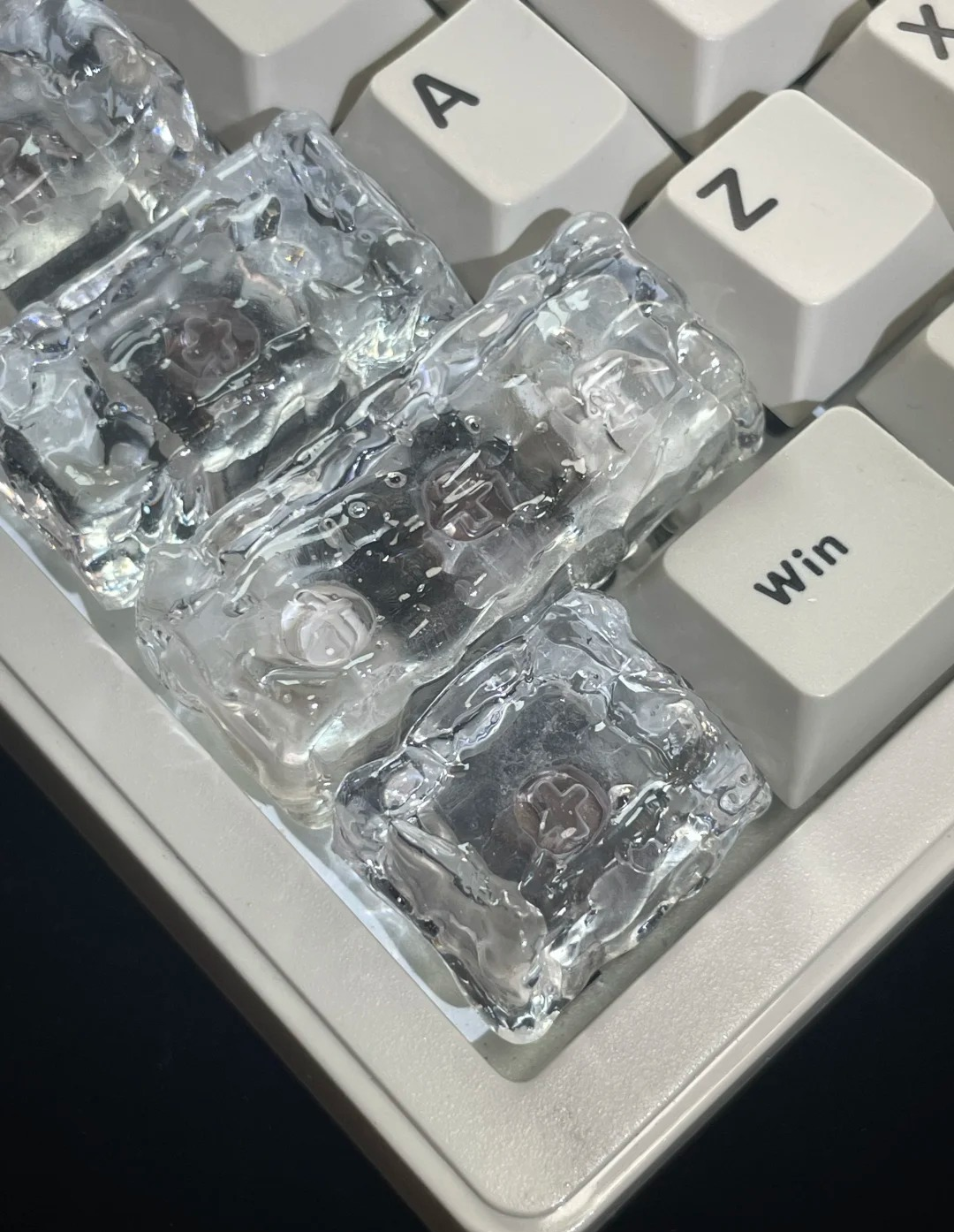Ice cube shaped design with personalized keycaps, transparent ice creative decoration keycap set with large key positions