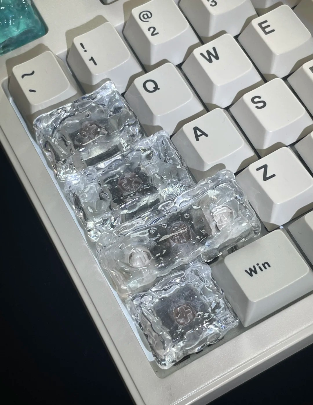 Ice cube shaped design with personalized keycaps, transparent ice creative decoration keycap set with large key positions