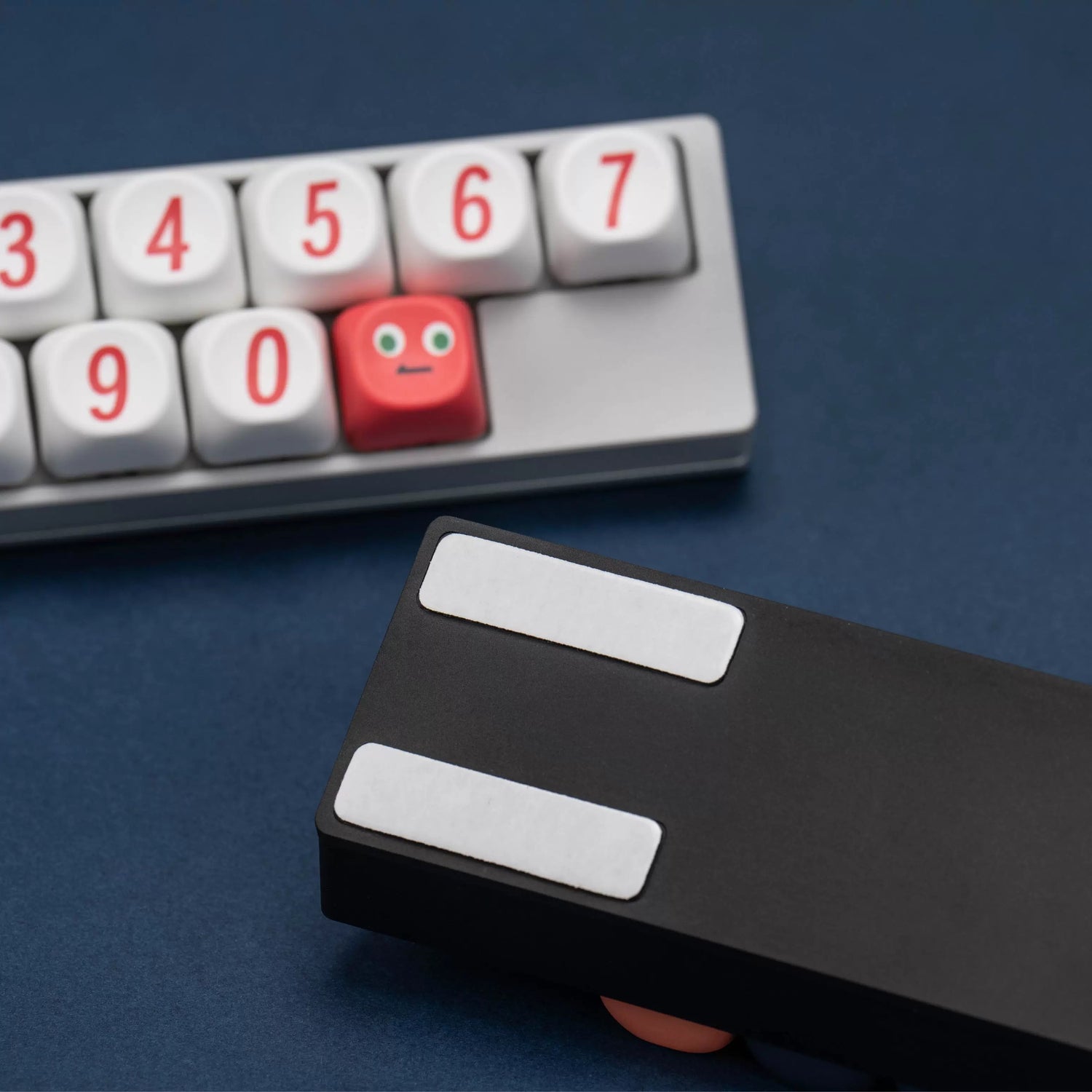 Parking, mobile phone number plate, aluminum alloy metal anode material including switch, keycap, can accommodate 11 digits.