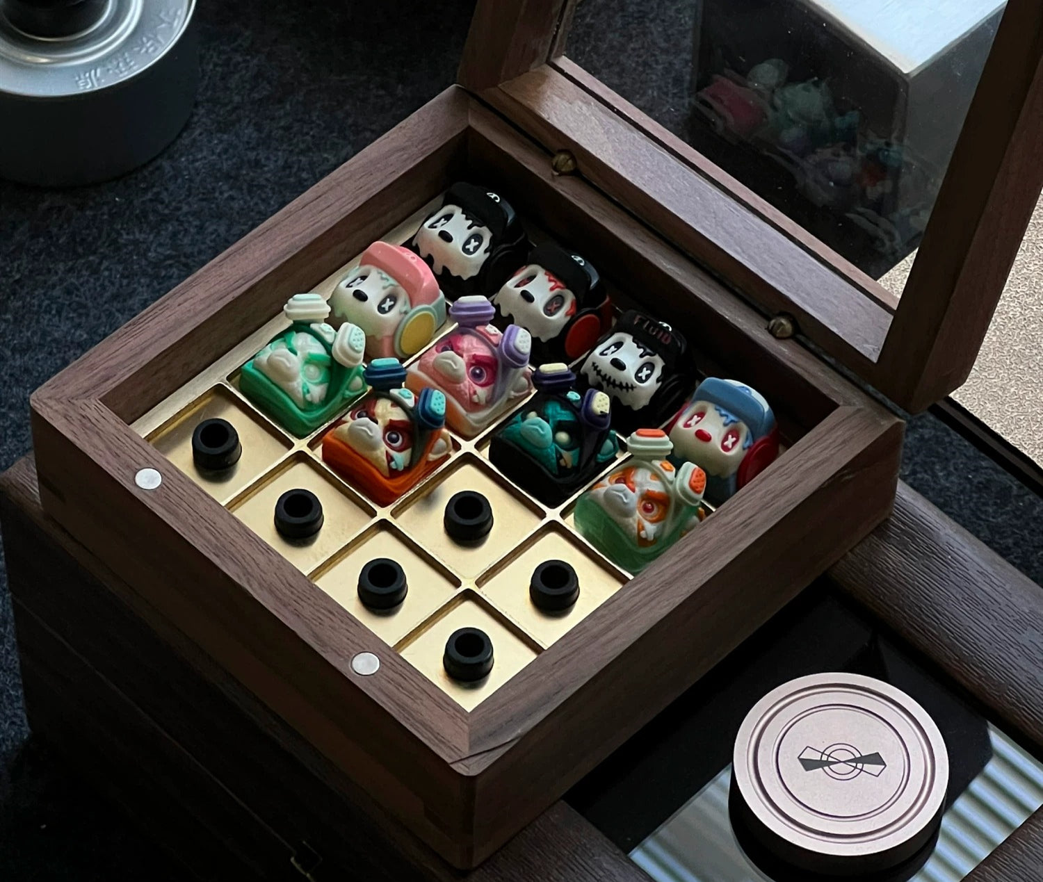 Solid wood, black walnut, glass, brass/stainless steel lining, customized dust-proof magnetic design for keycap storage box, personalized keycap collection box
