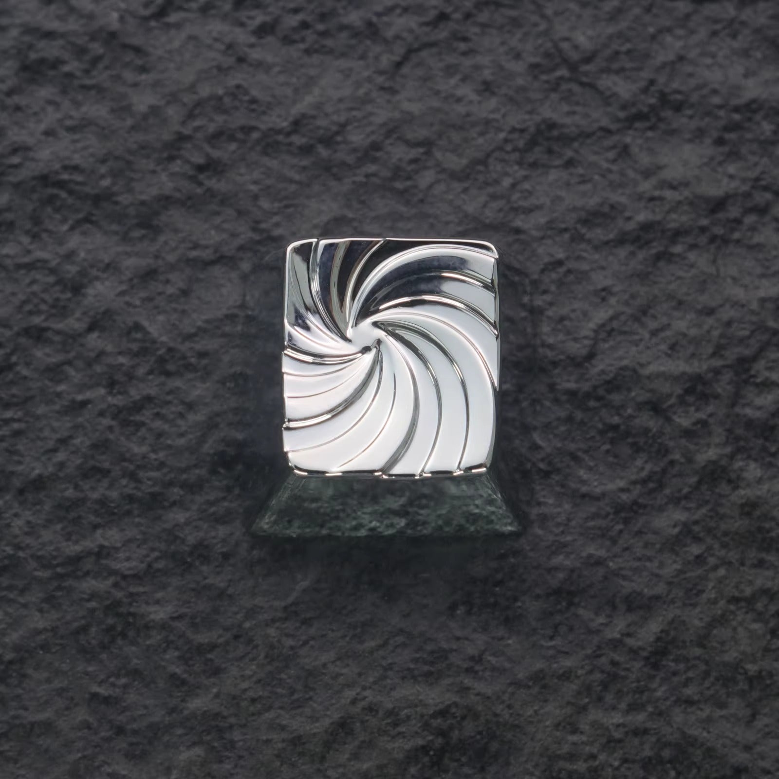 Explosion vortex geometric graphic art keycaps with iridescent gold plating, gold-plated silver mechanical keyboard, zinc aluminum alloy metal personalized keycaps