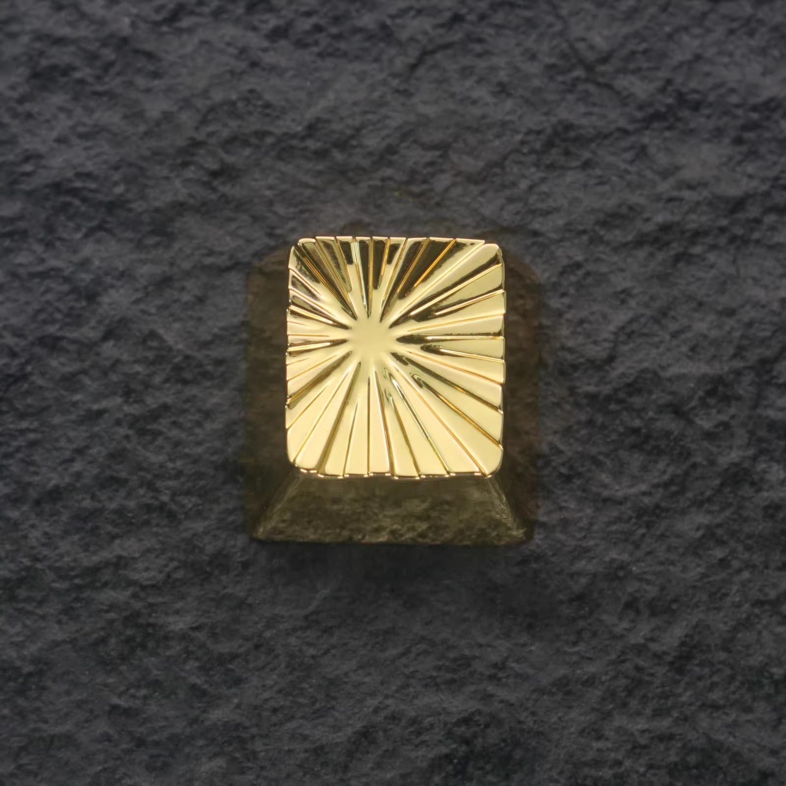 Explosion vortex geometric graphic art keycaps with iridescent gold plating, gold-plated silver mechanical keyboard, zinc aluminum alloy metal personalized keycaps