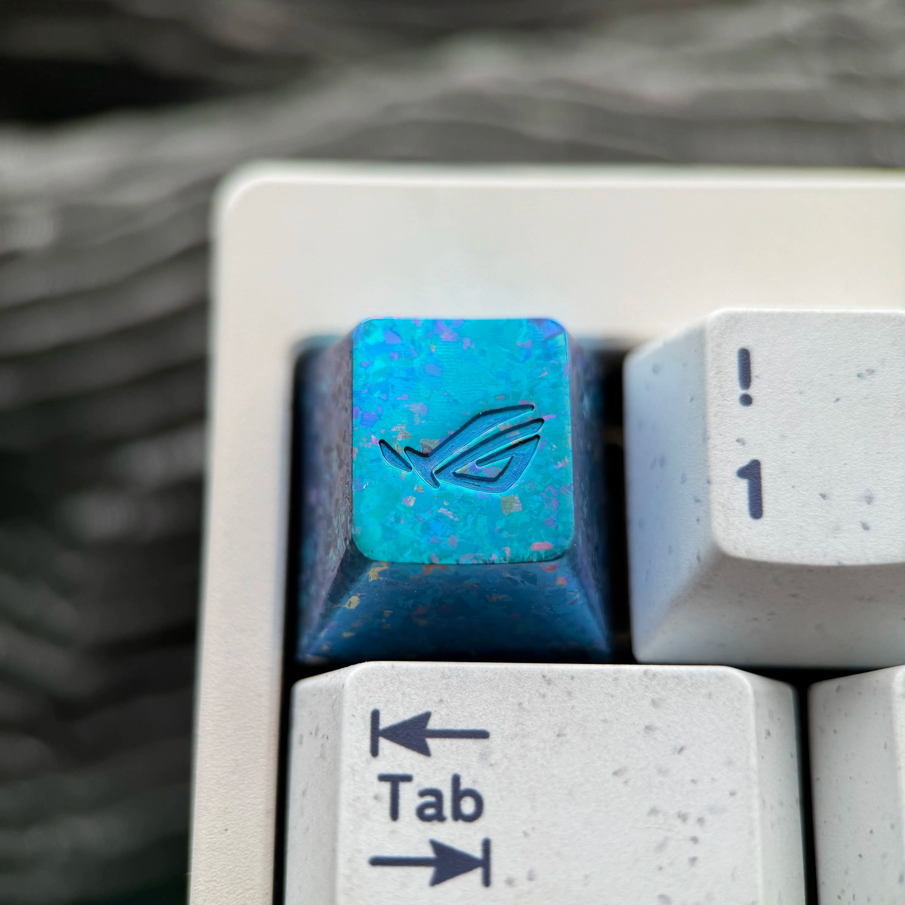 ROG (Republic of Gamers) logo, 1U titanium alloy ice crystal patterned personalized keycap, computer peripheral mechanical keyboard decorative keycap