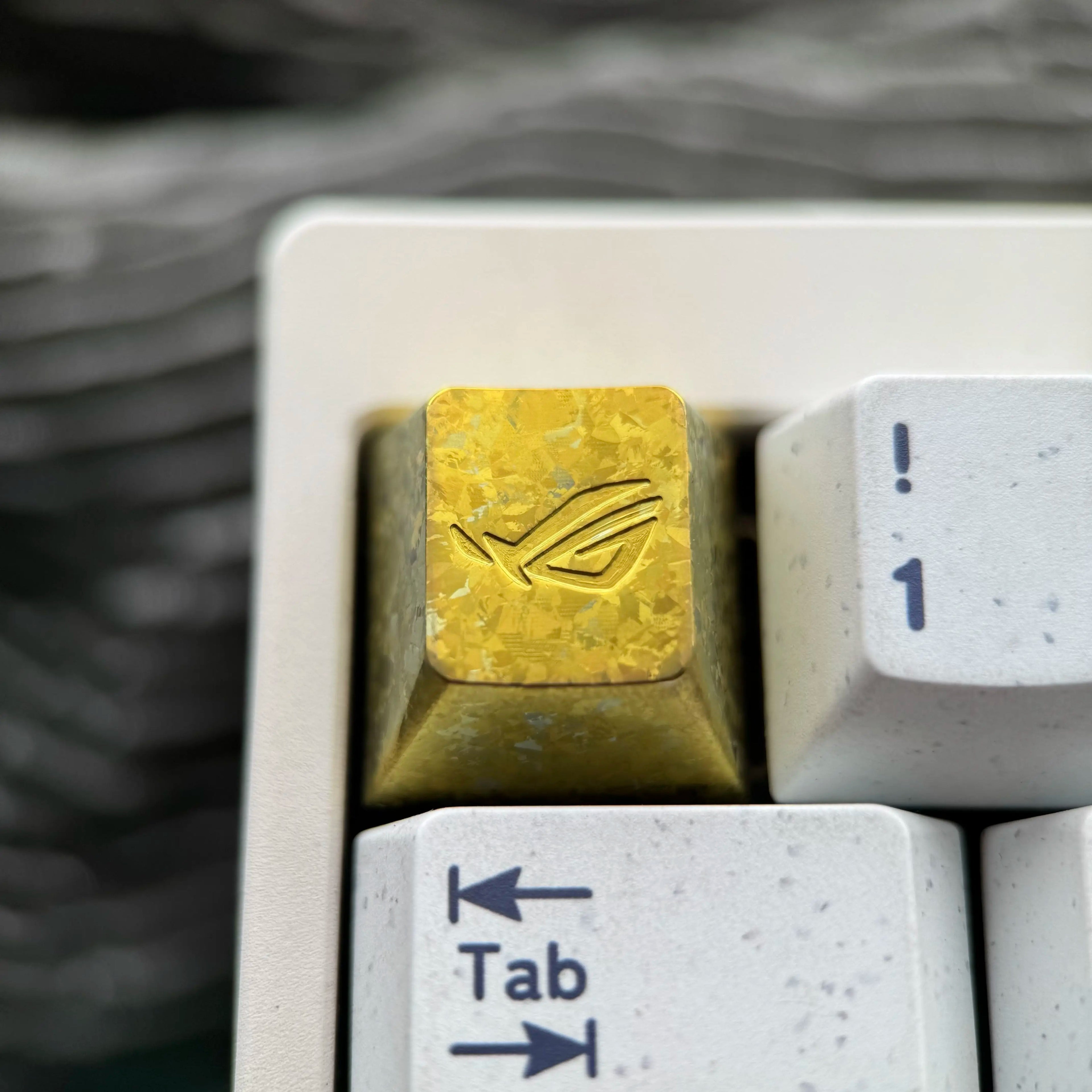 ROG (Republic of Gamers) logo, 1U titanium alloy ice crystal patterned personalized keycap, computer peripheral mechanical keyboard decorative keycap