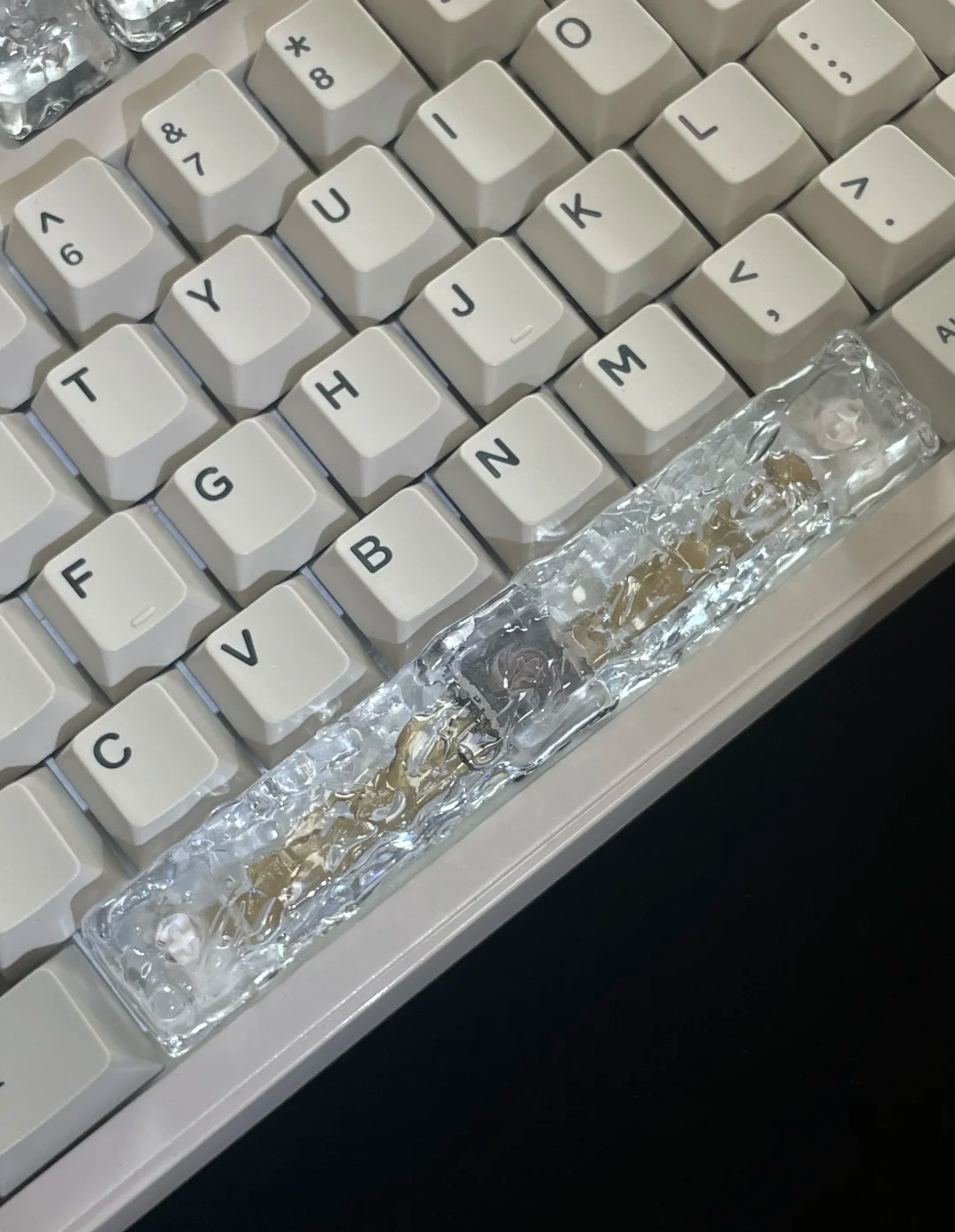 Ice cube shaped design with personalized keycaps, transparent ice creative decoration keycap set with large key positions