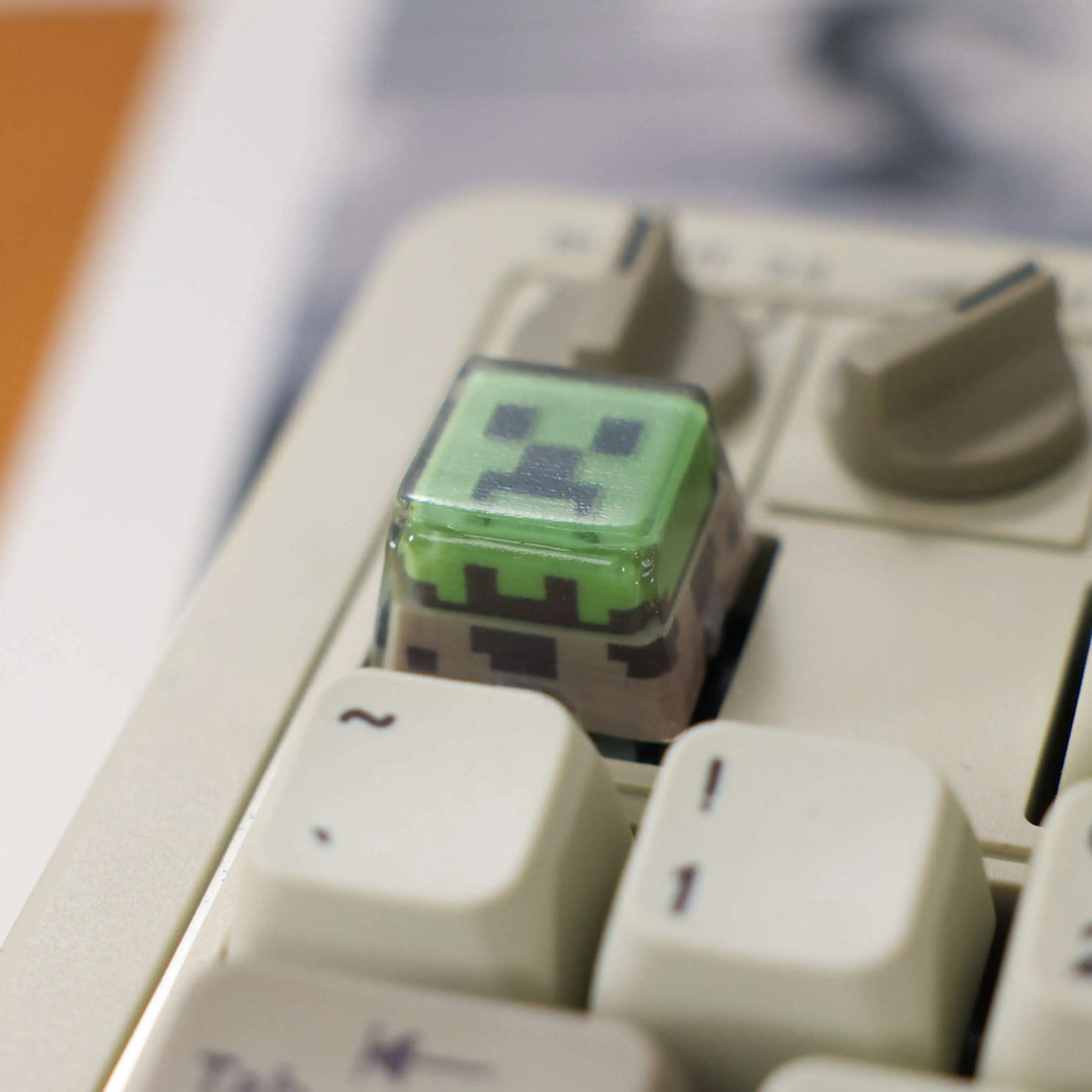 Minecraft, Pixel style Creeper, resin material personalized keycaps, anime and game cultural creative keycaps.