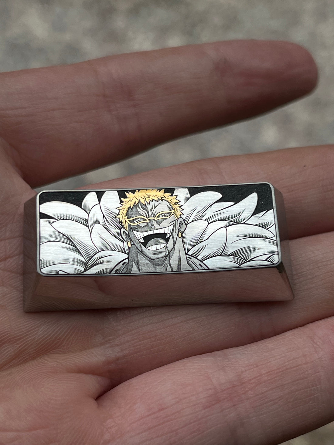ONE PIECE，Donquixote Doflamingo， Hand carved titanium alloy, inlaid with gold and silver. 2.25U keycap.