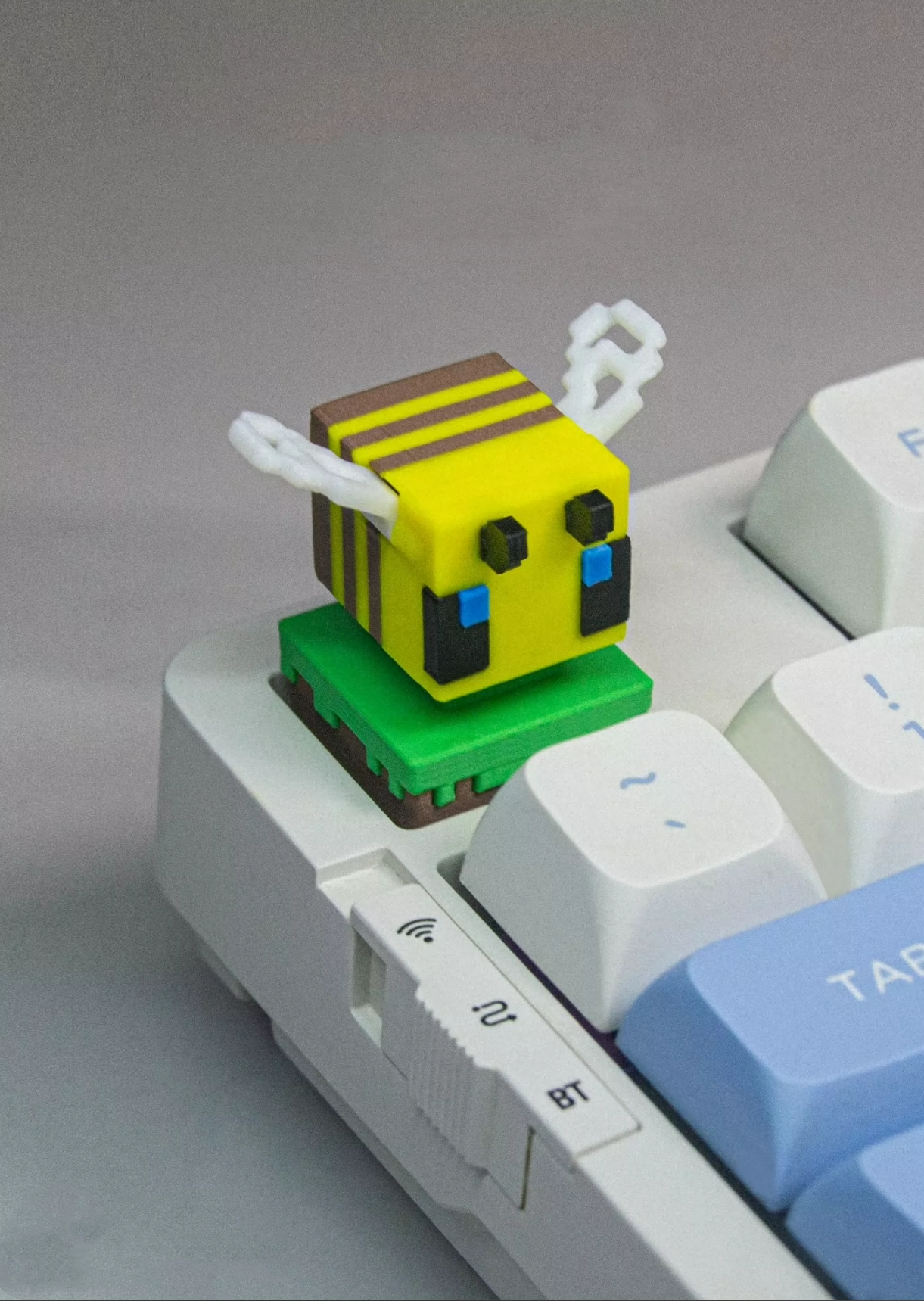 Minecraft， Pixel style little bee, resin printed personalized keycaps, wings can move, game peripheral keycaps