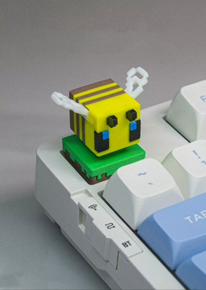 Minecraft， Pixel style little bee, resin printed personalized keycaps, wings can move, game peripheral keycaps