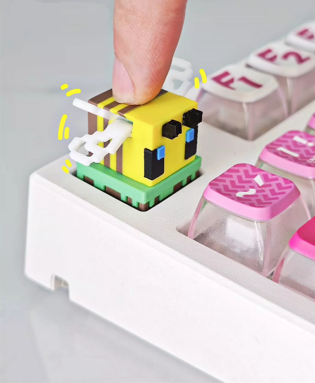 Minecraft， Pixel style little bee, resin printed personalized keycaps, wings can move, game peripheral keycaps