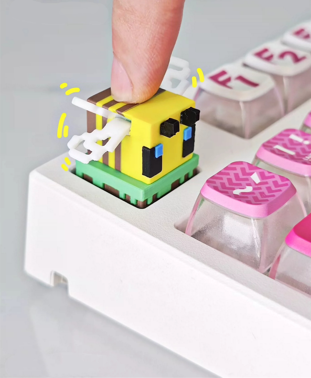 Minecraft， Pixel style little bee, resin printed personalized keycaps, wings can move, game peripheral keycaps