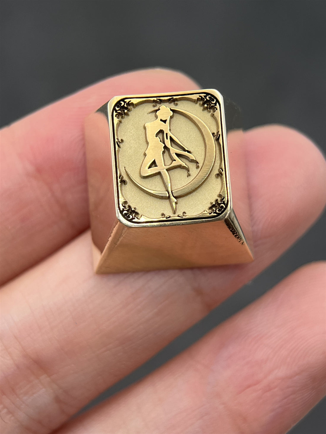 SAILOR MOON, Tsukino Usagi, 1U brass material personalized keycap, anime and game culture creative keycap.