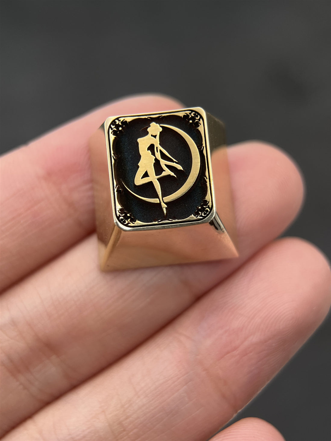 SAILOR MOON, Tsukino Usagi, 1U brass material personalized keycap, anime and game culture creative keycap.