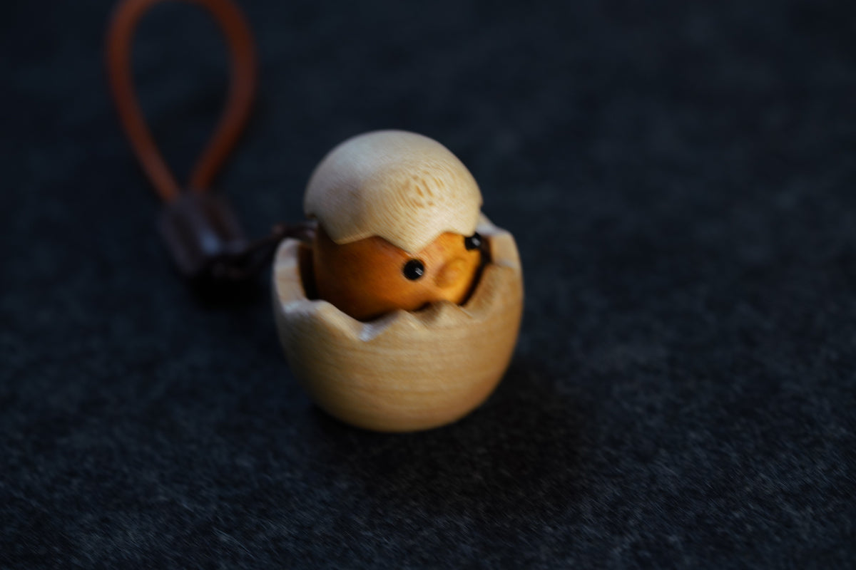 Solid wood relief stress button toys for hatching chicks, mechanical switch toys, wooden press toys, and creative products for keyboard peripherals.