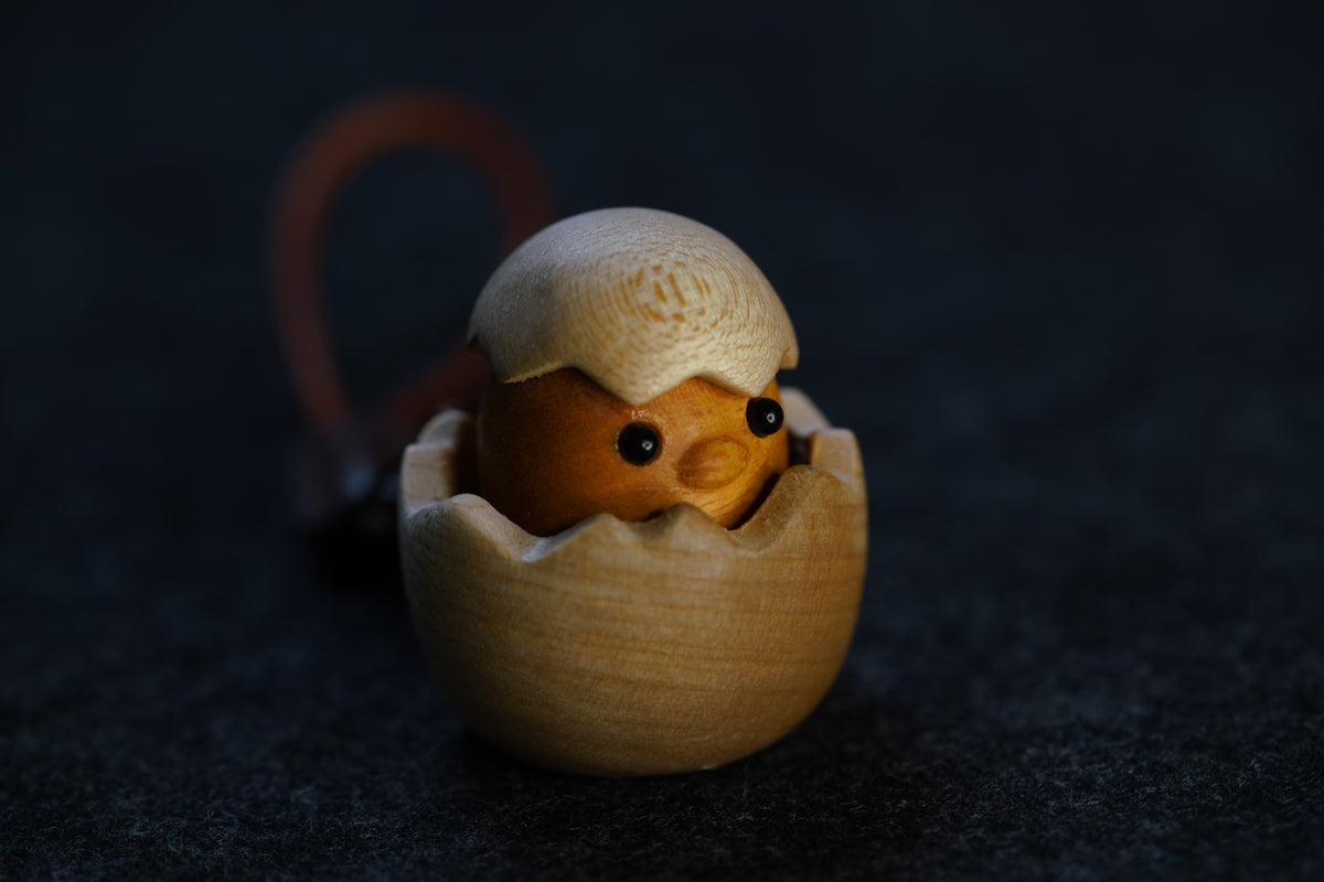 Solid wood relief stress button toys for hatching chicks, mechanical switch toys, wooden press toys, and creative products for keyboard peripherals.