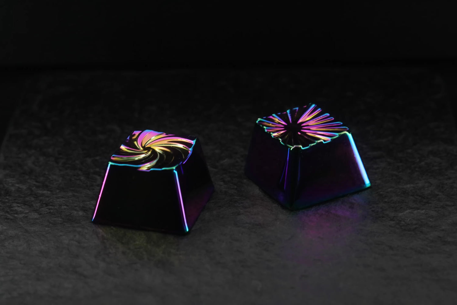 Explosion vortex geometric graphic art keycaps with iridescent gold plating, gold-plated silver mechanical keyboard, zinc aluminum alloy metal personalized keycaps