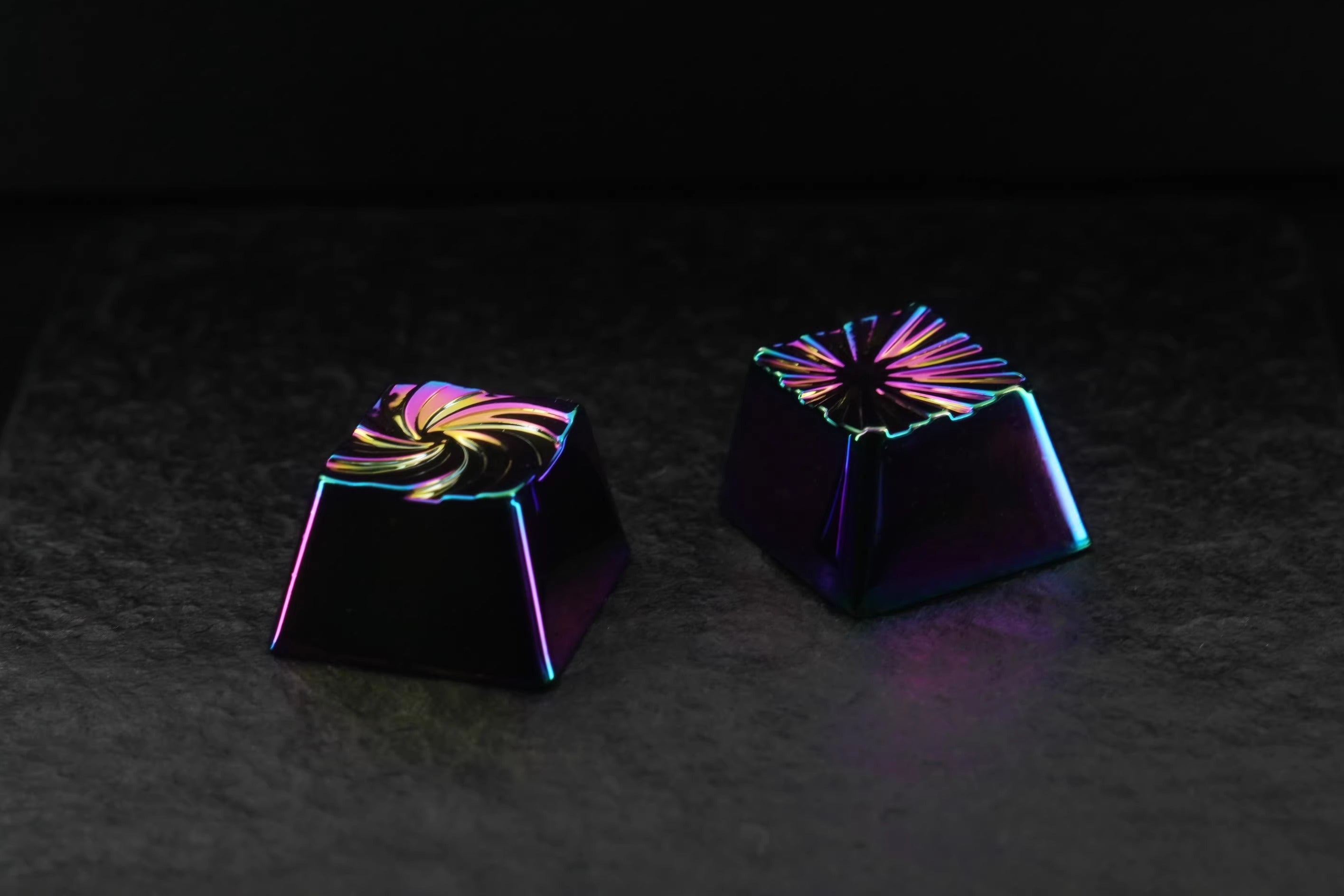 Explosion vortex geometric graphic art keycaps with iridescent gold plating, gold-plated silver mechanical keyboard, zinc aluminum alloy metal personalized keycaps