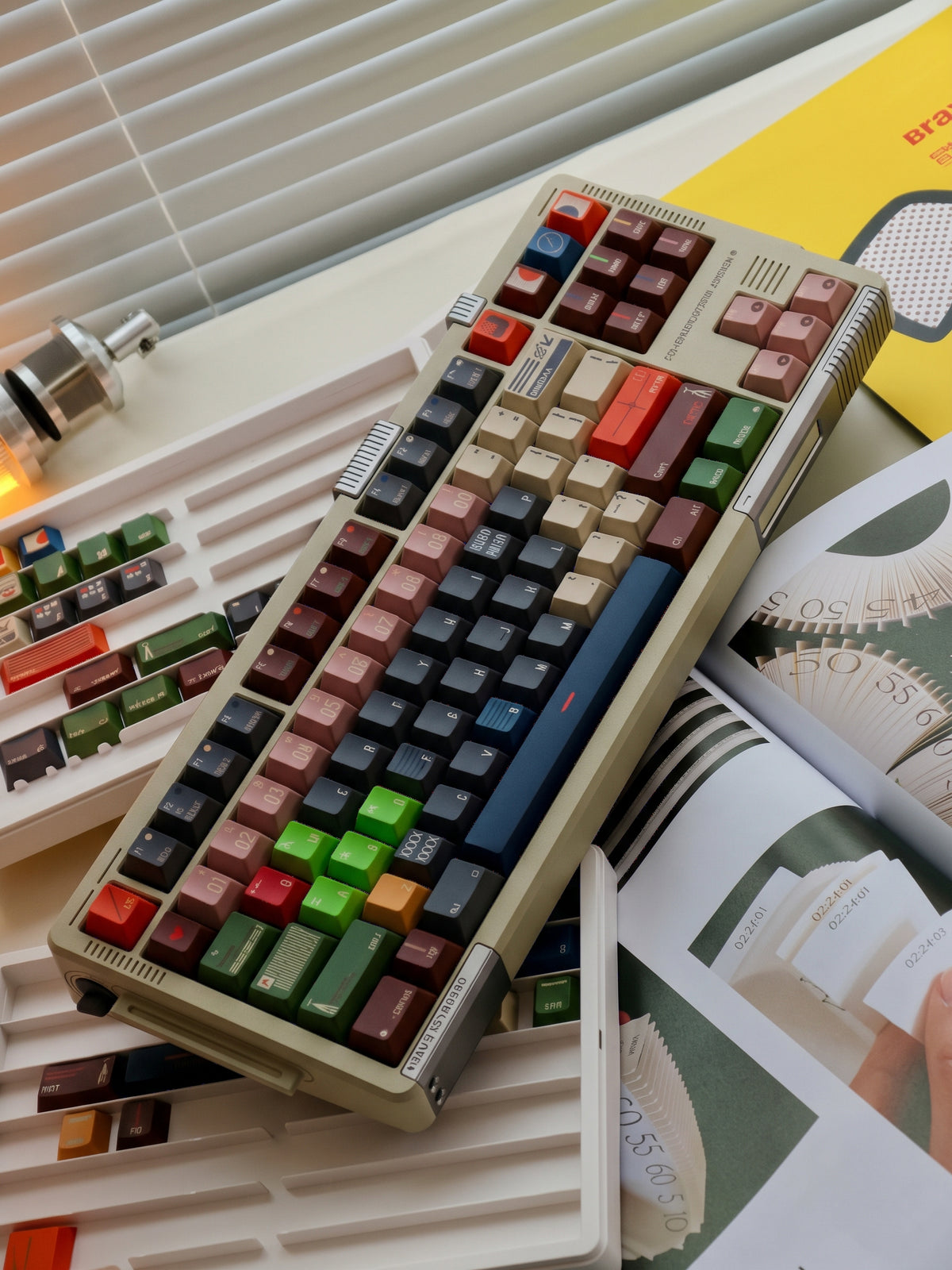 UnOrthodox theme design, multi-color splicing style PBT material personalized keycap set, mechanical keyboard replacement decorative keycaps, compatible with 61/64/68/75/84/87/104 key mechanical keyboard