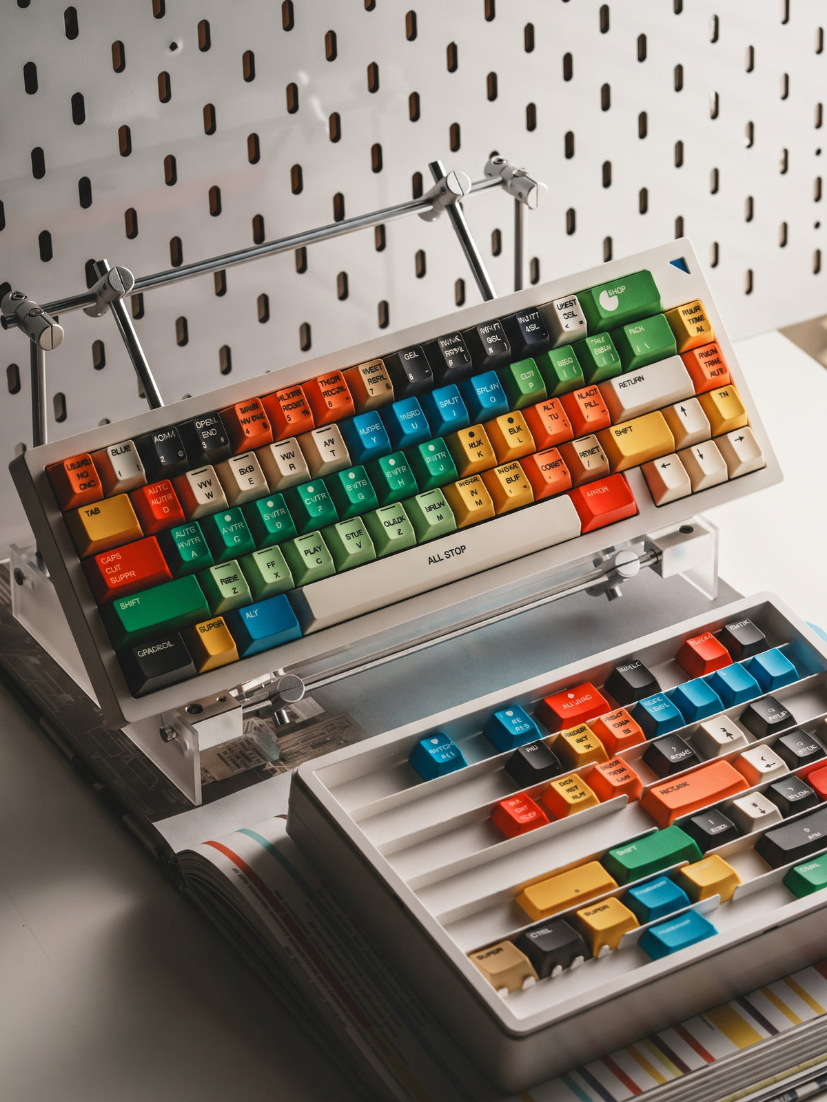 Retro color scheme, vintage rainbow color, dopamine color scheme creative haphazardly pieced keycaps PBT material personalized keycap set, mechanical keyboard replacement decorative keycaps, compatible with 61/64/68/75/84/87/104 key mechanical keyboard