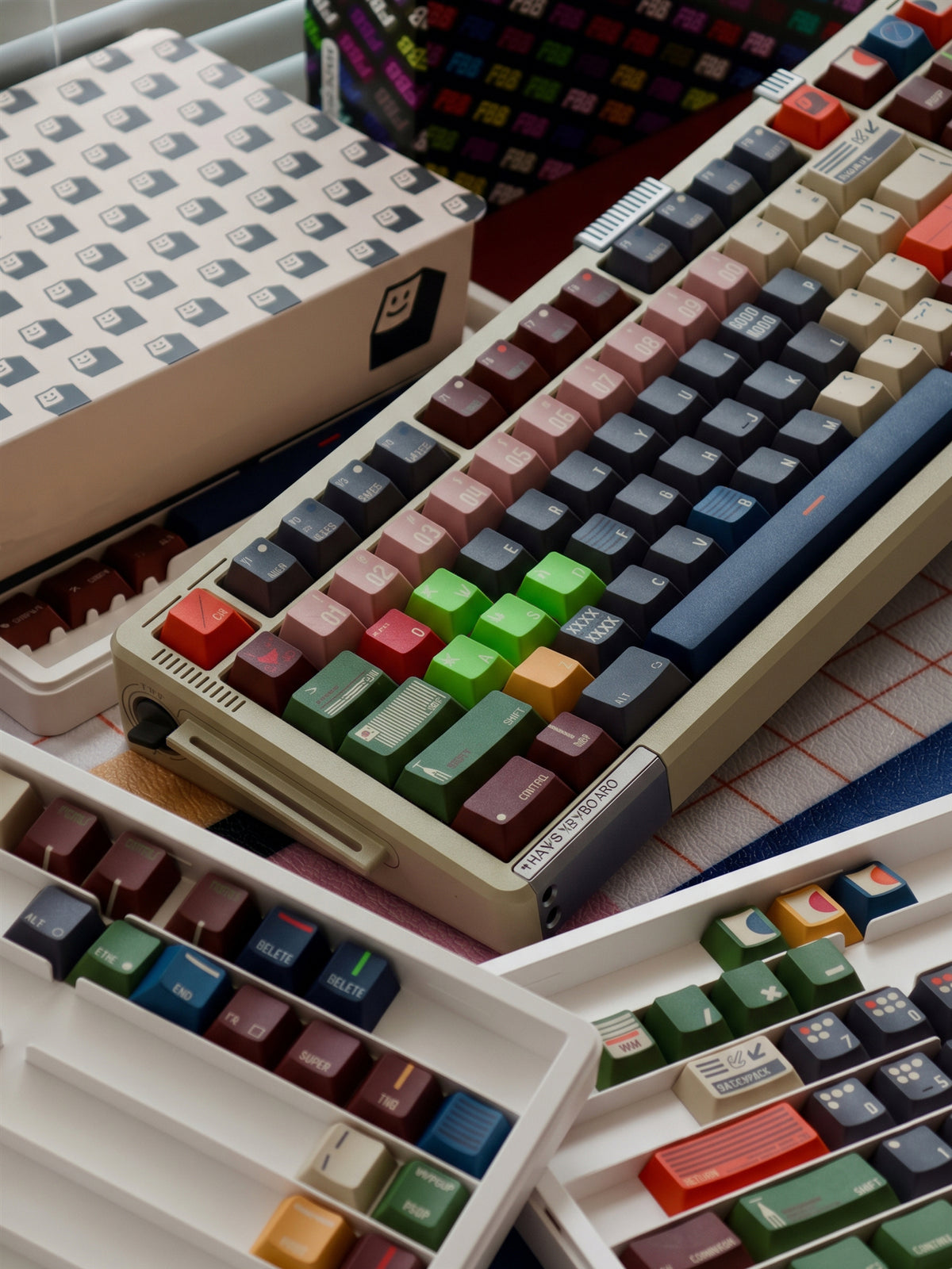 UnOrthodox theme design, multi-color splicing style PBT material personalized keycap set, mechanical keyboard replacement decorative keycaps, compatible with 61/64/68/75/84/87/104 key mechanical keyboard