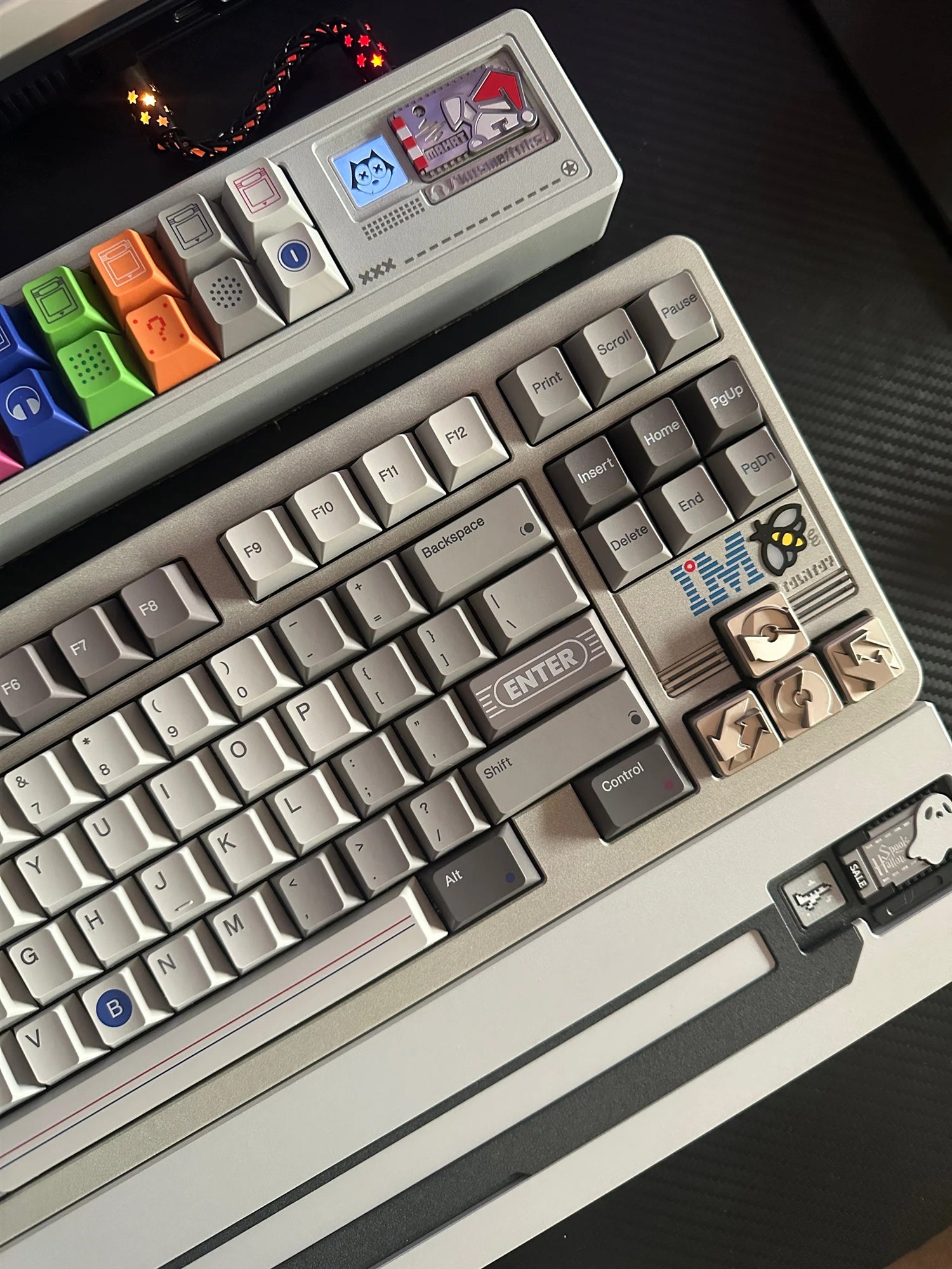 Rotating arrow metal personalized keycaps, zinc alloy decorative keycaps, minimalist design mechanical keyboard artistic keycaps