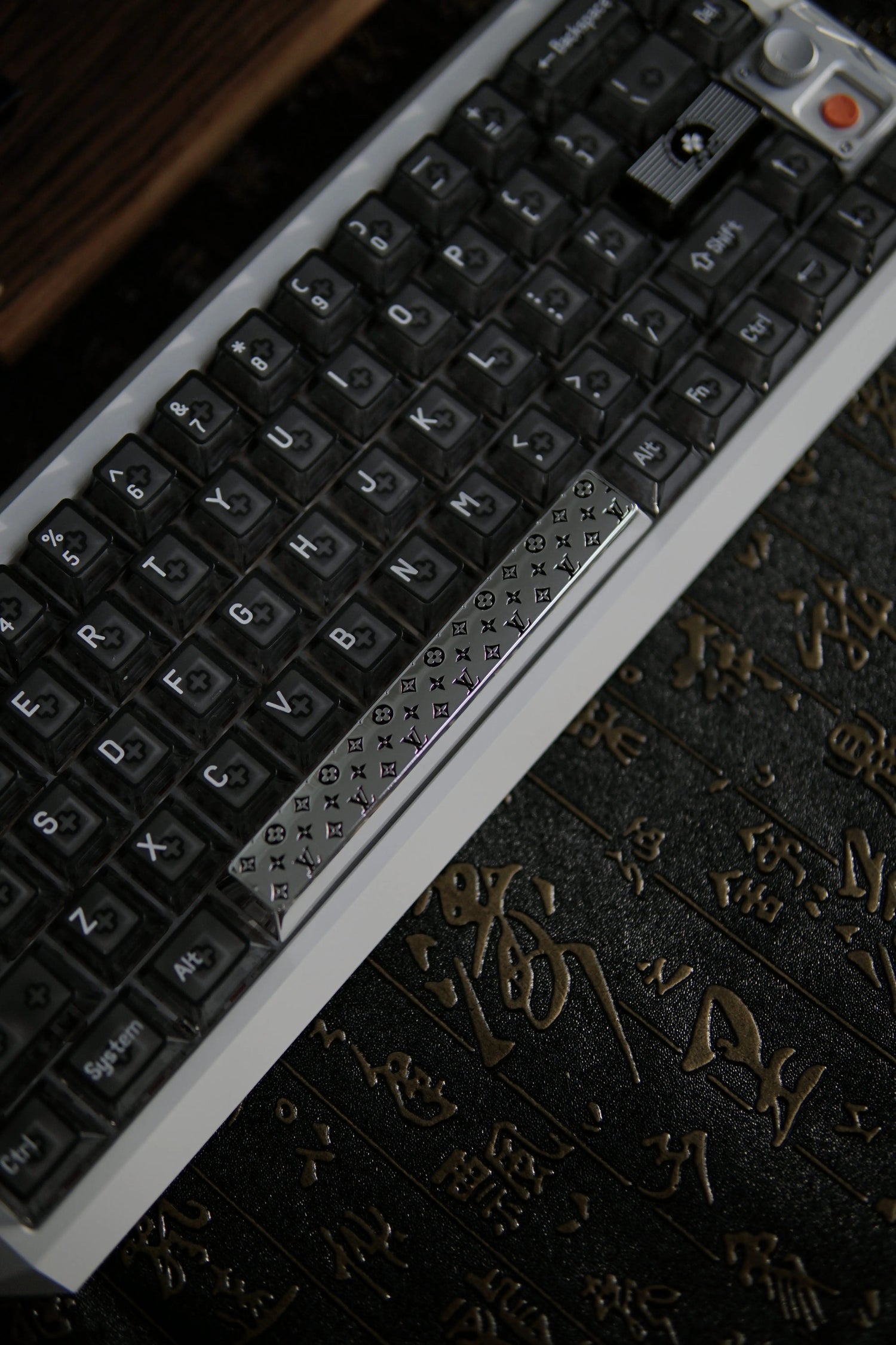 Louis Vuitton logo retro floral metal space bar, 6.25U deep carved color filled metal carving luxury decoration keycap