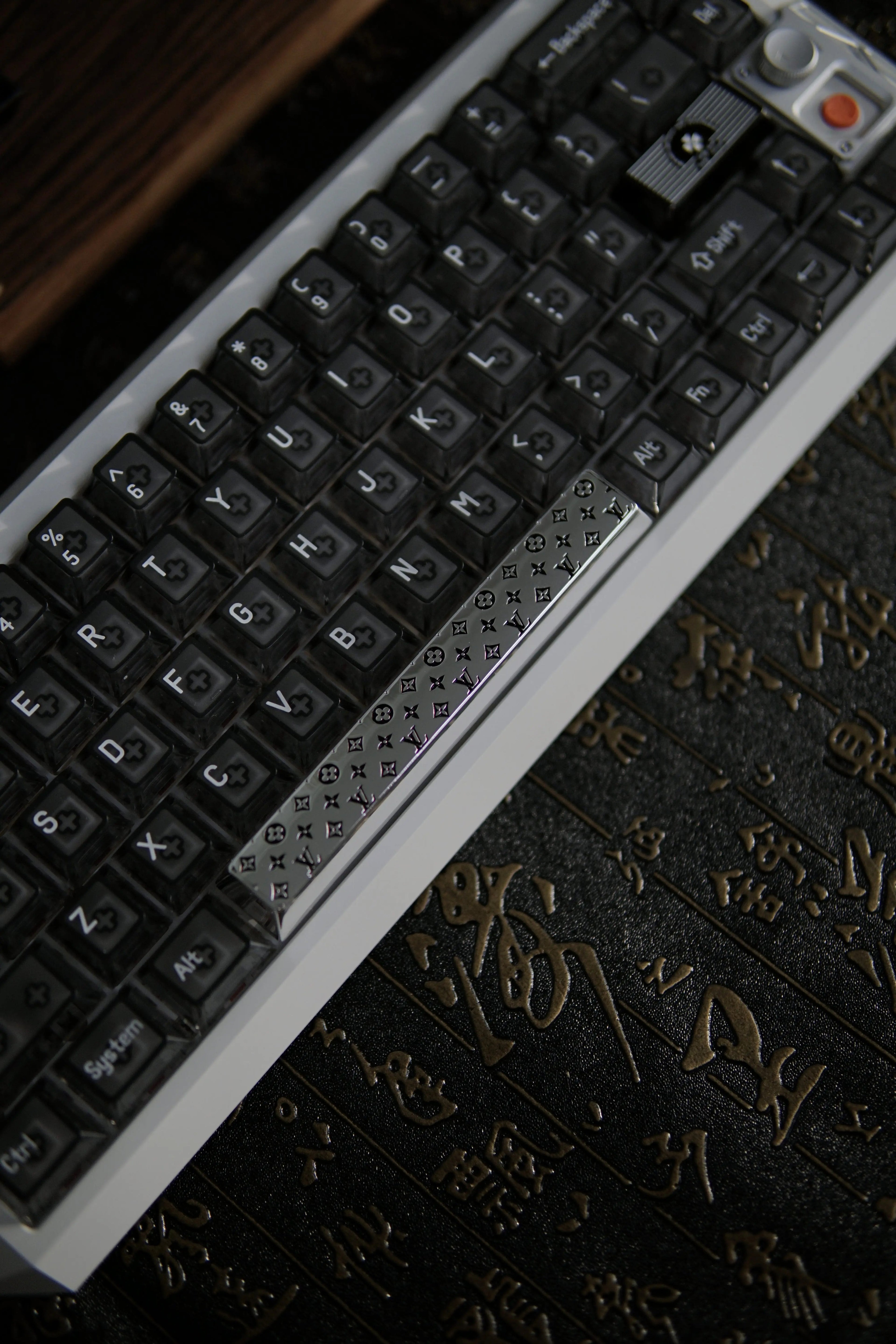 Louis Vuitton logo retro floral metal space bar, 6.25U deep carved color filled metal carving luxury decoration keycap