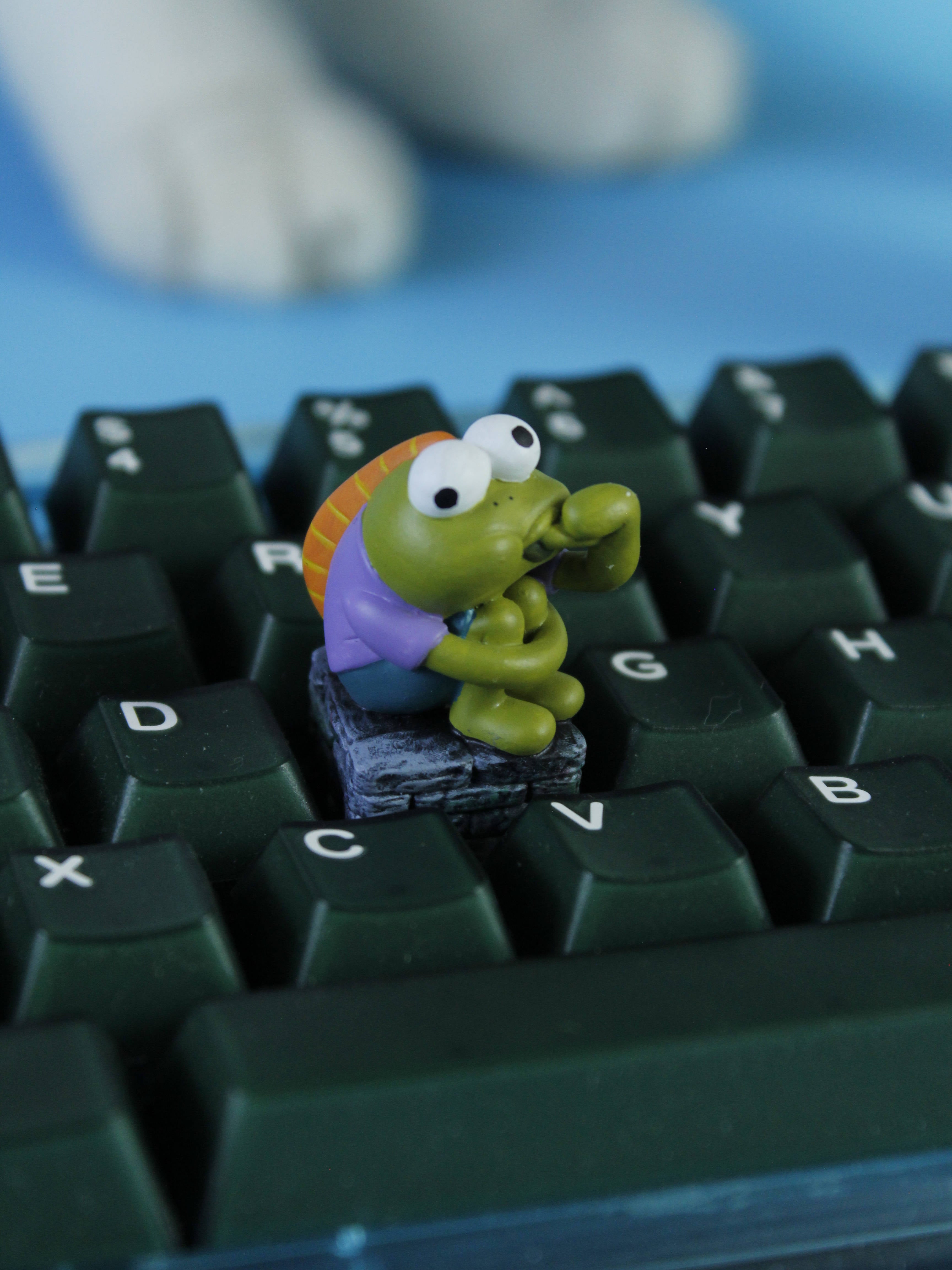 SpongeBob SquarePants， Cute fish sucking fingers, resin coated personalized keycaps, anime and game creative decorative keycaps