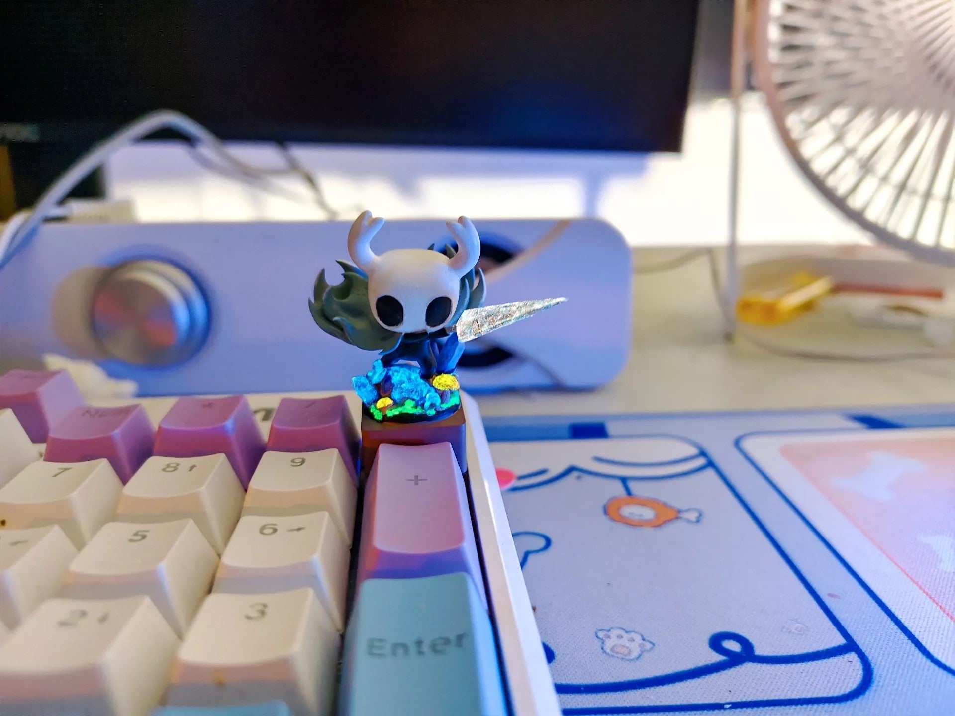 Hollow Knight， Painted standing version, resin material personalized keycaps, UV fluorescent effect