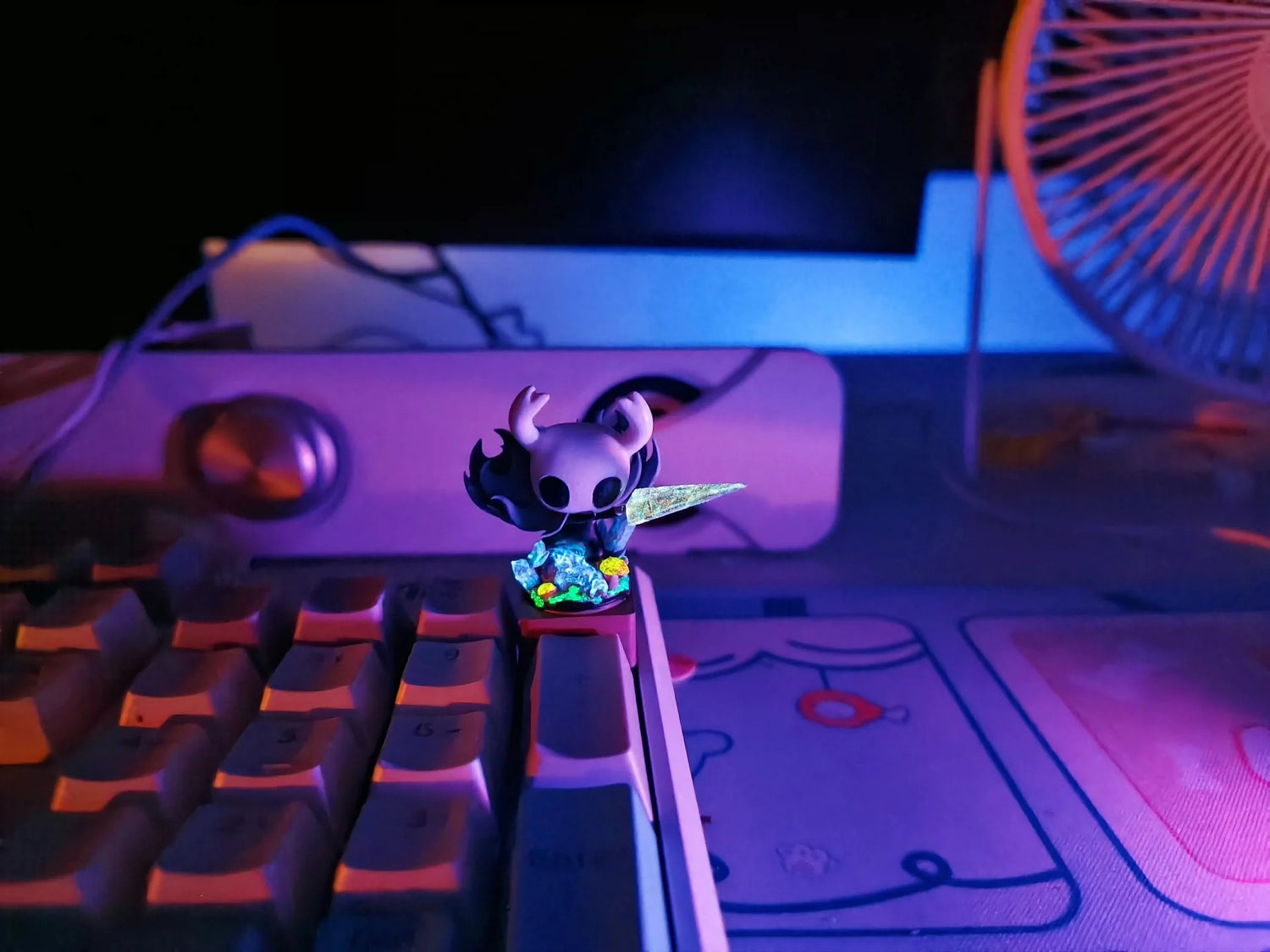 Hollow Knight， Painted standing version, resin material personalized keycaps, UV fluorescent effect