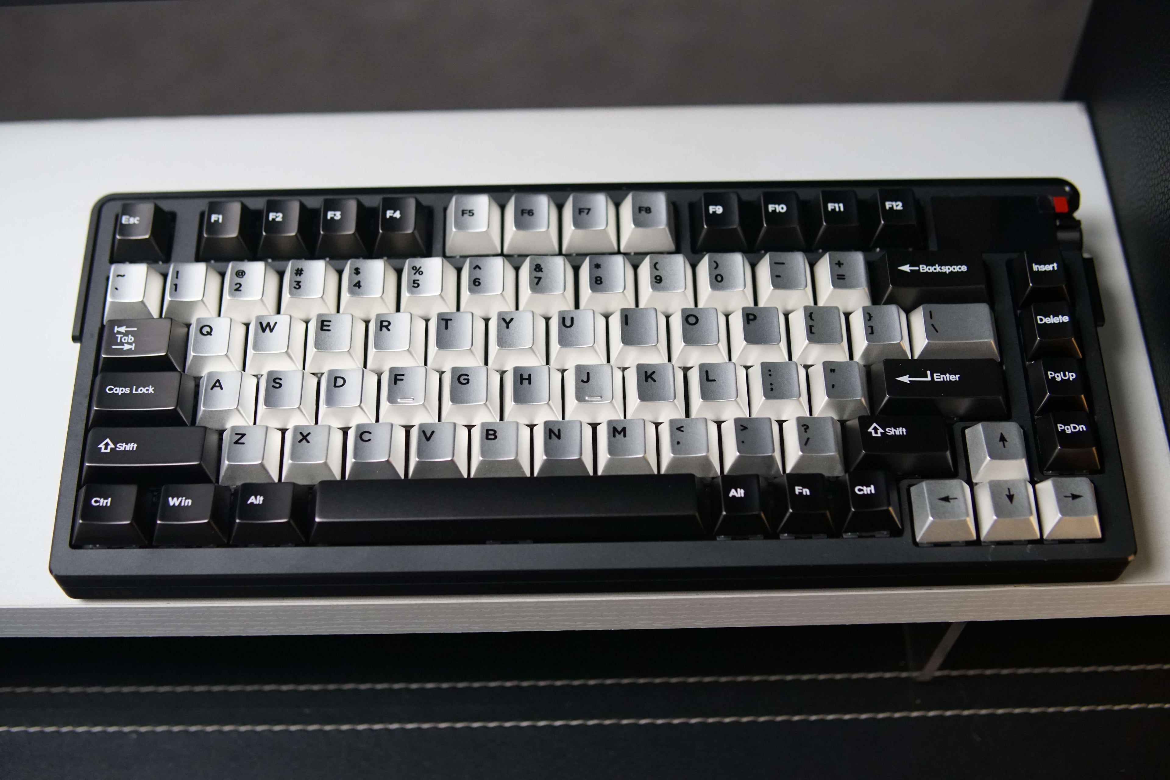 Black silver color scheme simple conventional style metal material CNC machining zinc alloy keycap set