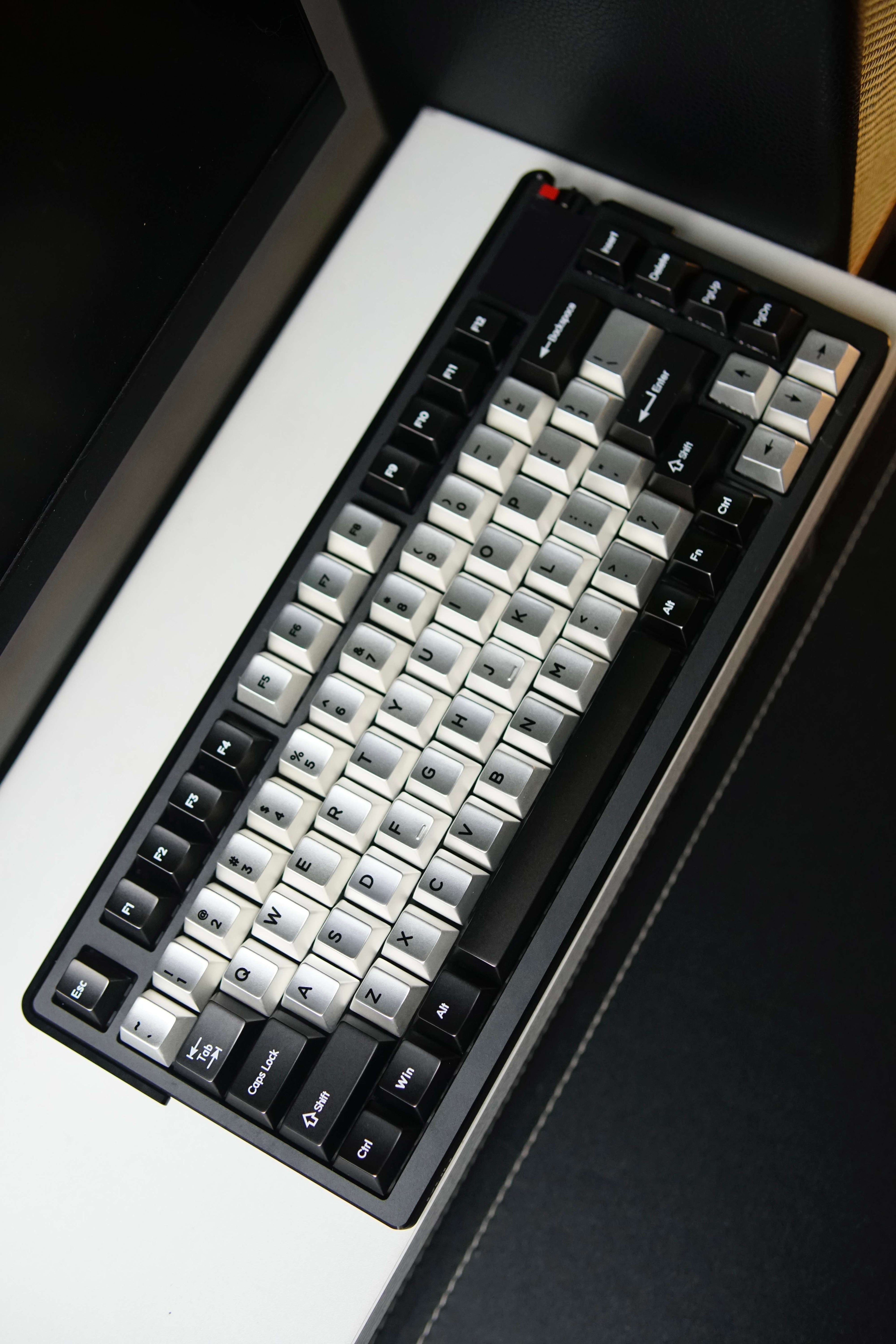 Black silver color scheme simple conventional style metal material CNC machining zinc alloy keycap set