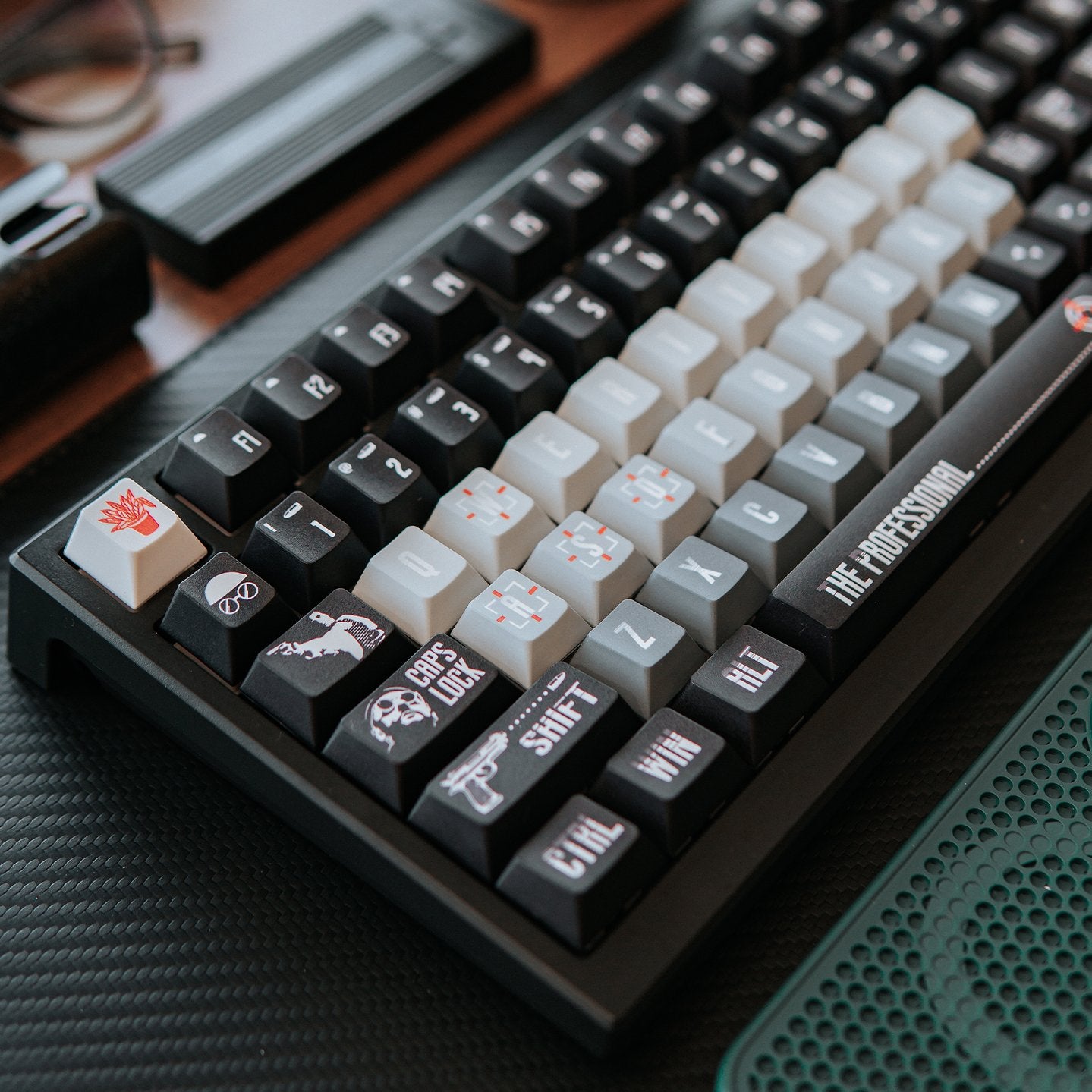 Original Design Leon The Professional Theme Mechanical Keyboard Keycap Complete Set PBT Thermal Sublimation Original Factory Highly Personalized Keycap Set