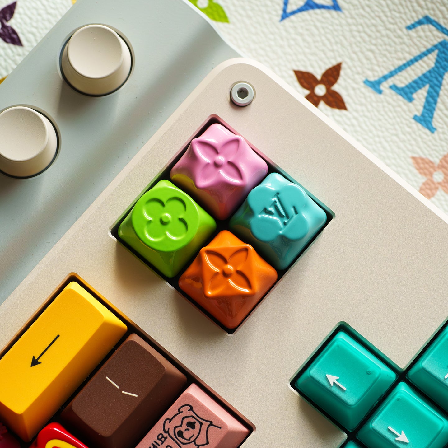 Macaron color palette Irregular shaped personalized keycaps, luxury vintage series aluminum alloy keycaps painted with CNC machining, customized mechanical keyboards, custom keycaps