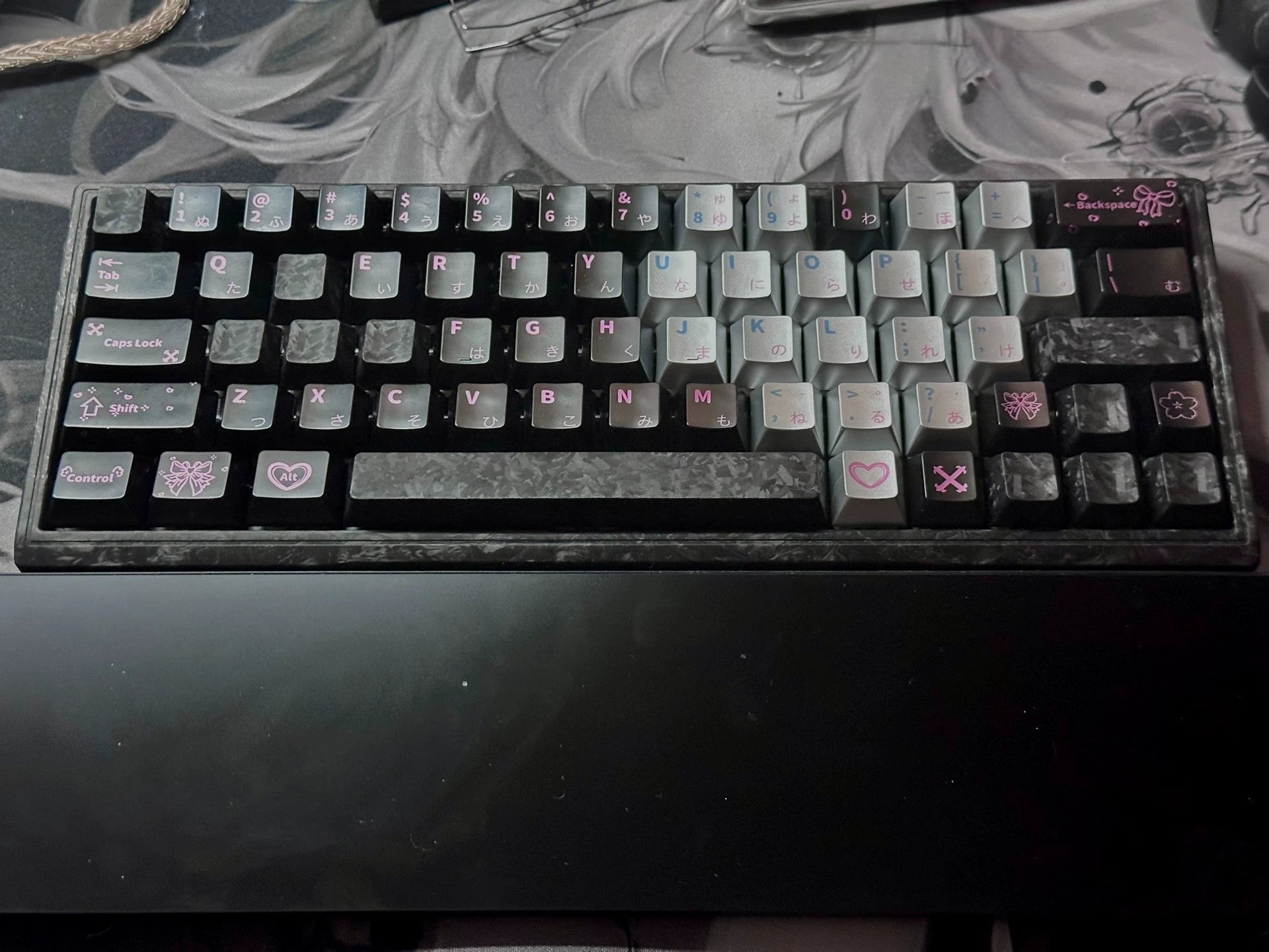 Really Carbon fiber, made with genuine carbon powder pressing process, with a frosted feel, anti slip and non oiling personalized keycap set