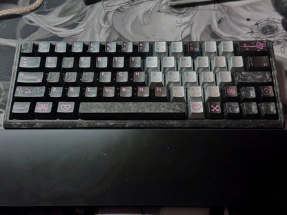 Really Carbon fiber, made with genuine carbon powder pressing process, with a frosted feel, anti slip and non oiling personalized keycap set