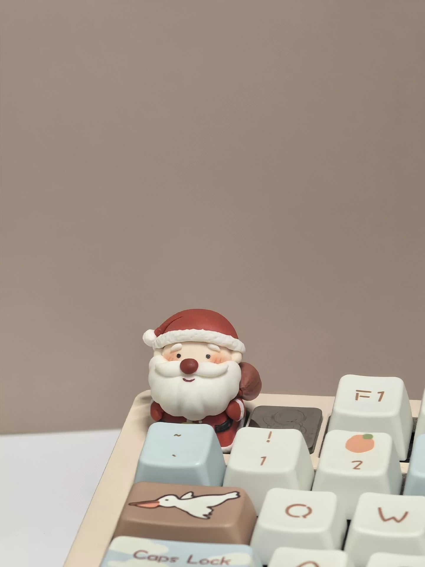 Ultra light clay Santa keycaps, personalized Christmas keycaps, handmade decorative keycaps.