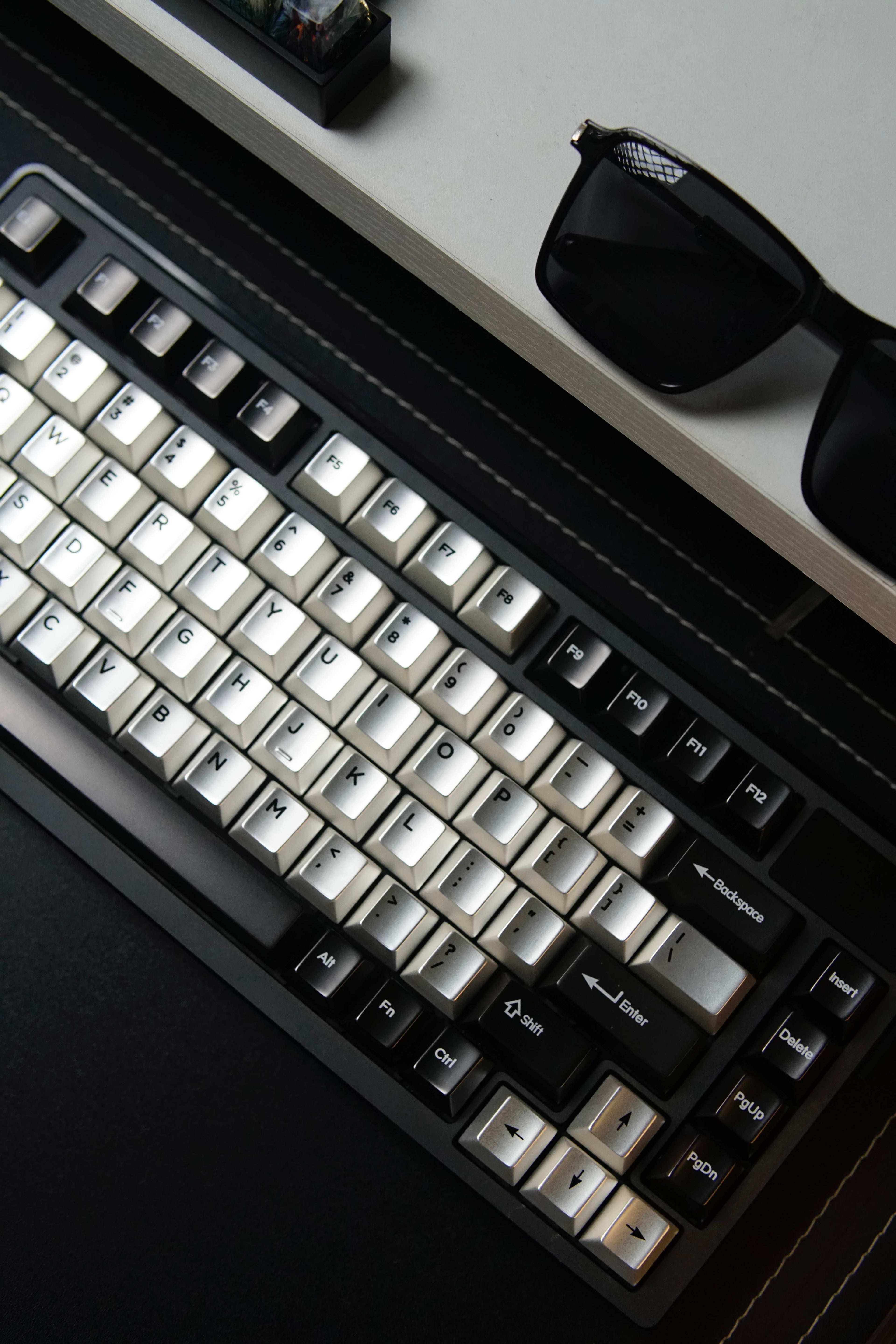 Black silver color scheme simple conventional style metal material CNC machining zinc alloy keycap set