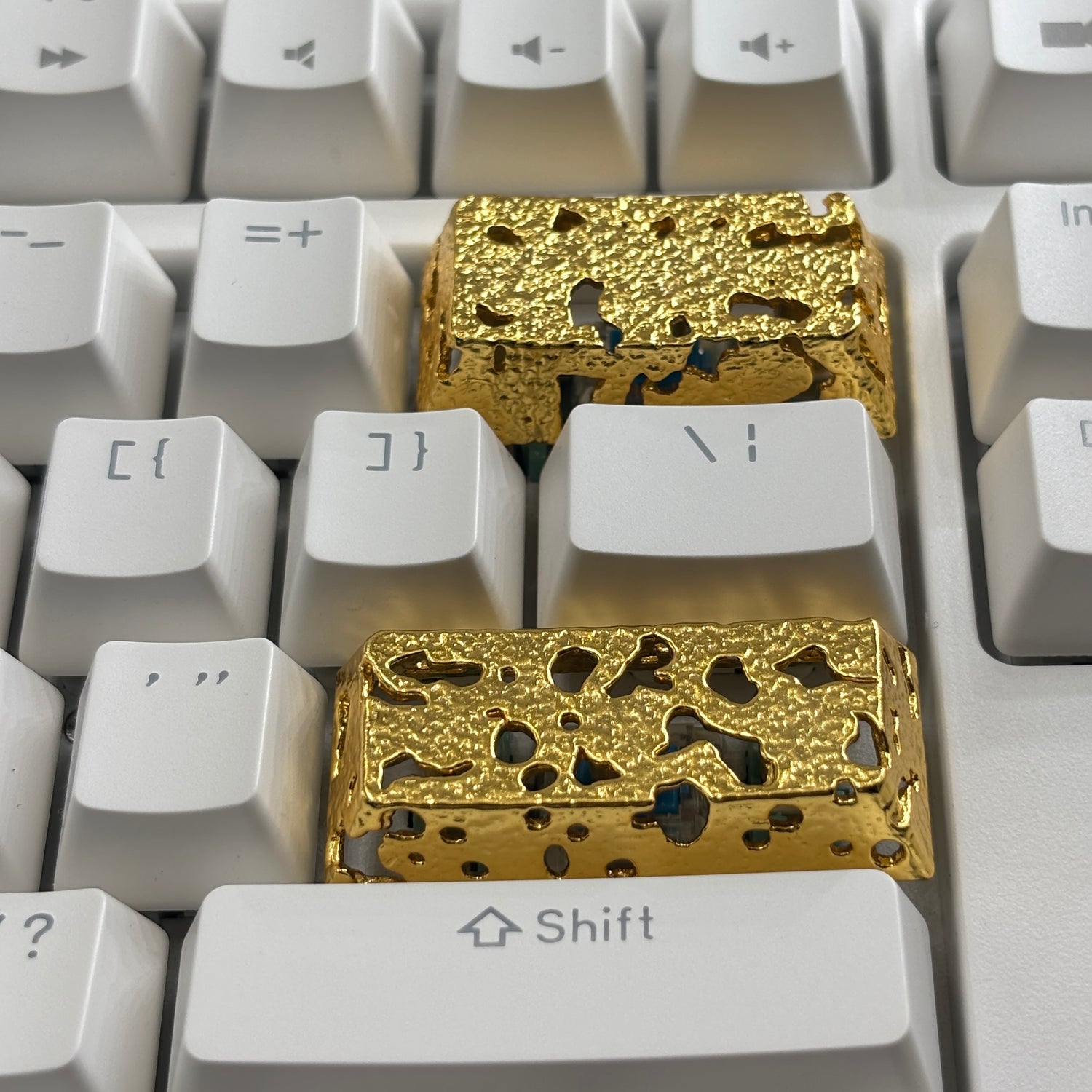 Pure copper material surface gold-plated hollow metal personalized keycaps, metal minimalist style translucent decorative keycaps