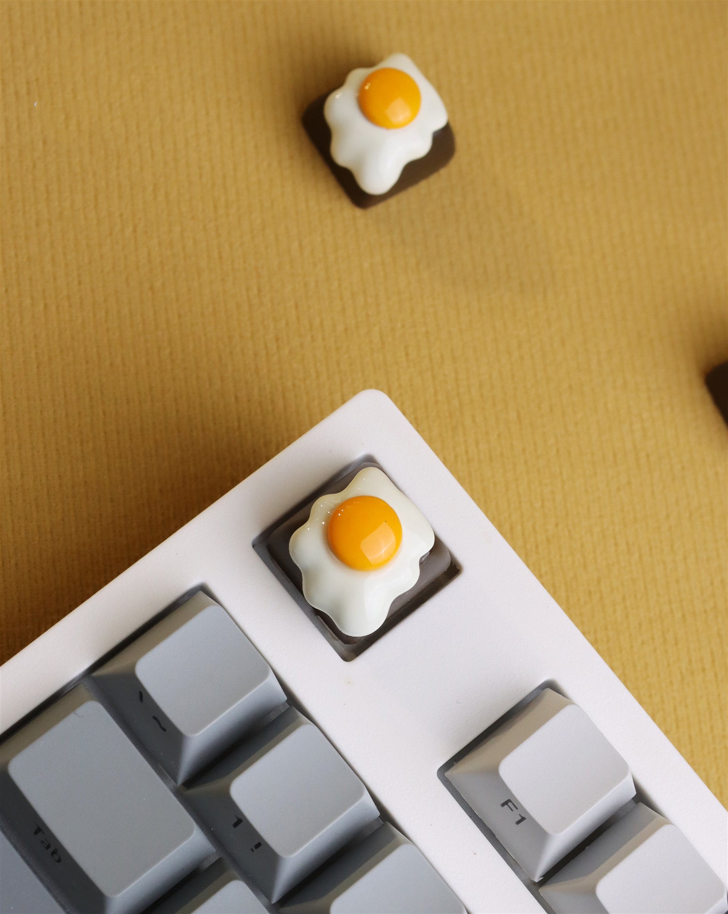 Fried egg shaped personalized keycaps, resin artistic creative keycaps, mechanical keyboard decorative keycaps.