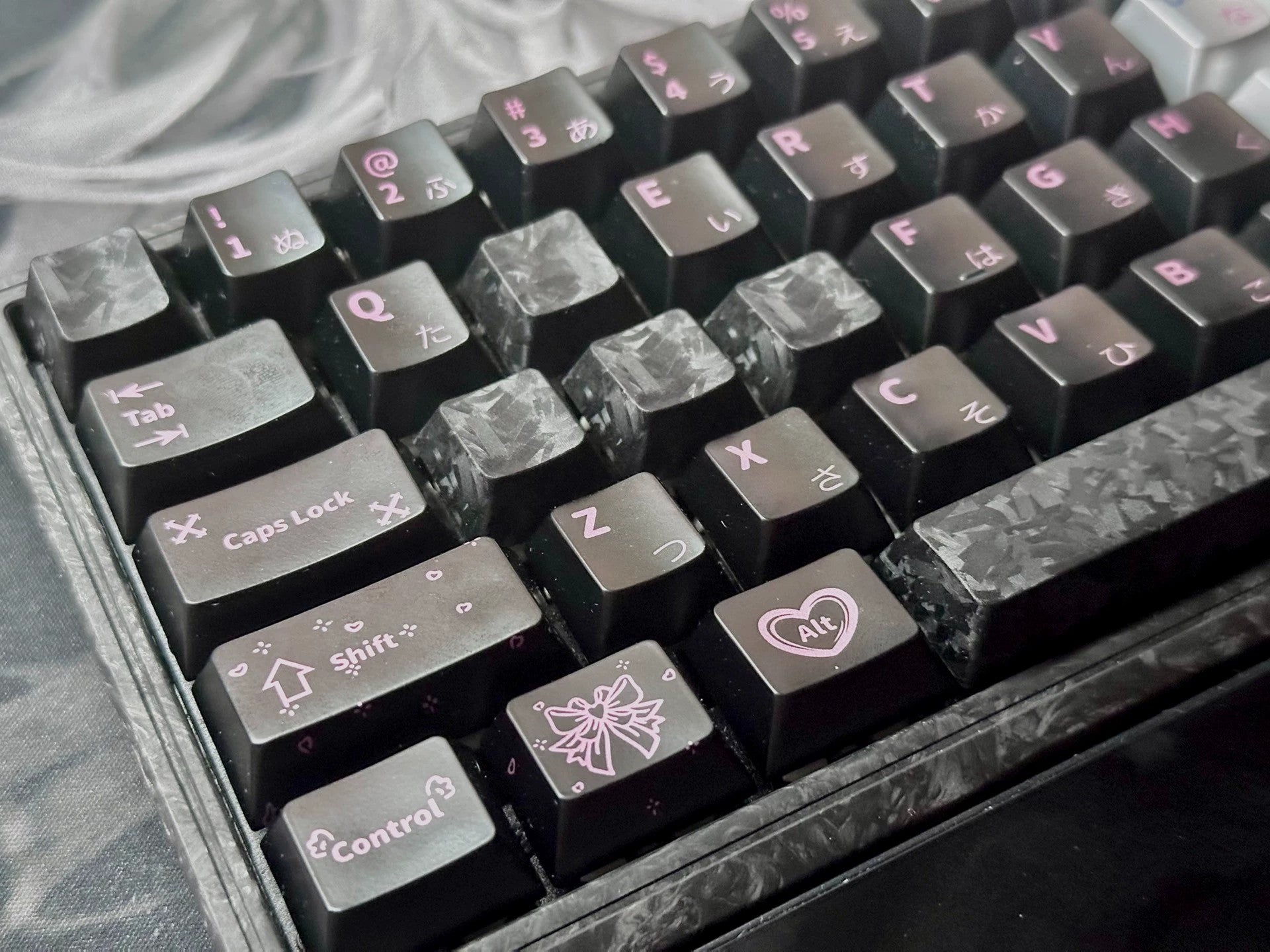Really Carbon fiber, made with genuine carbon powder pressing process, with a frosted feel, anti slip and non oiling personalized keycap set