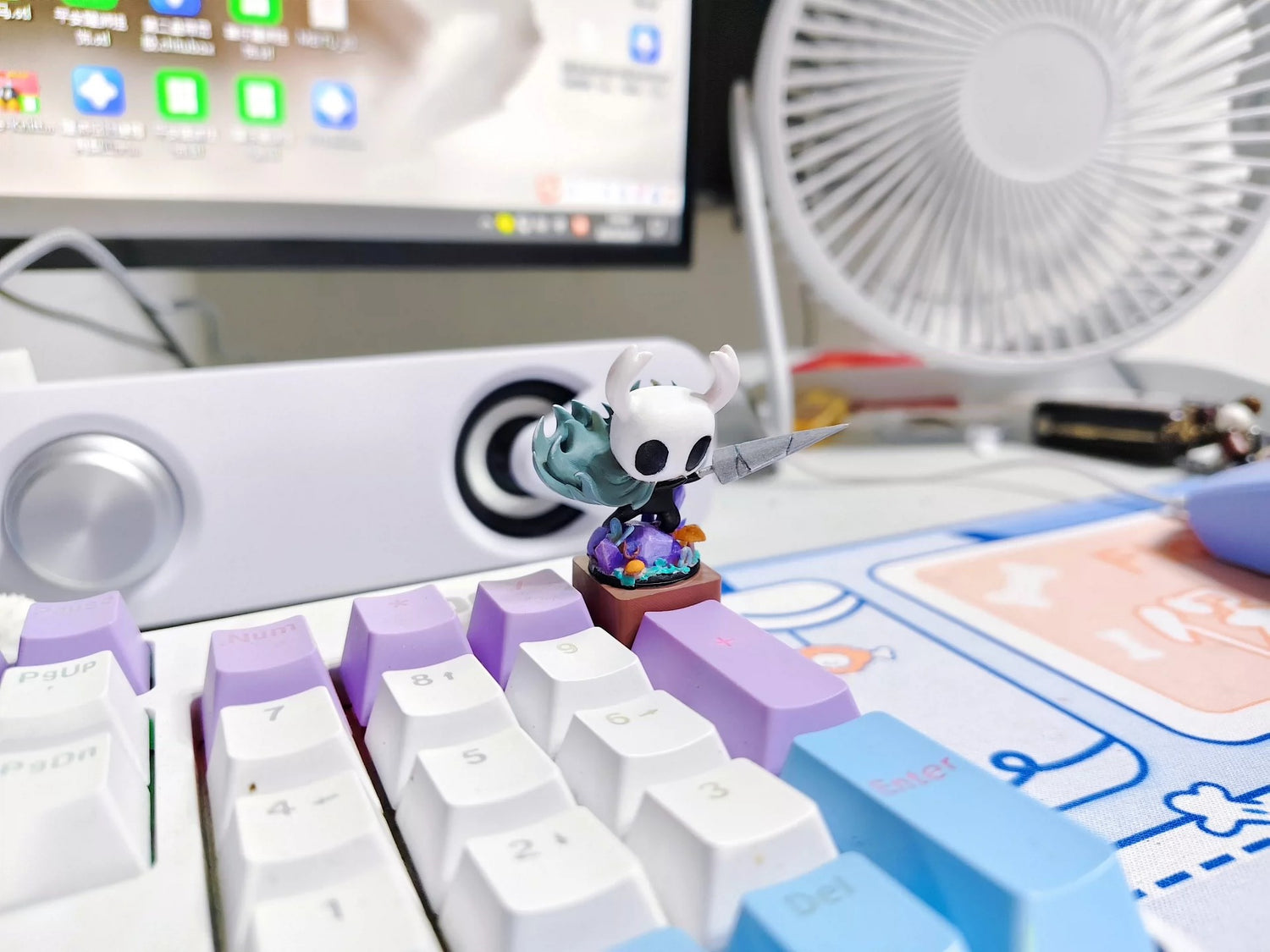 Hollow Knight， Painted standing version, resin material personalized keycaps, UV fluorescent effect