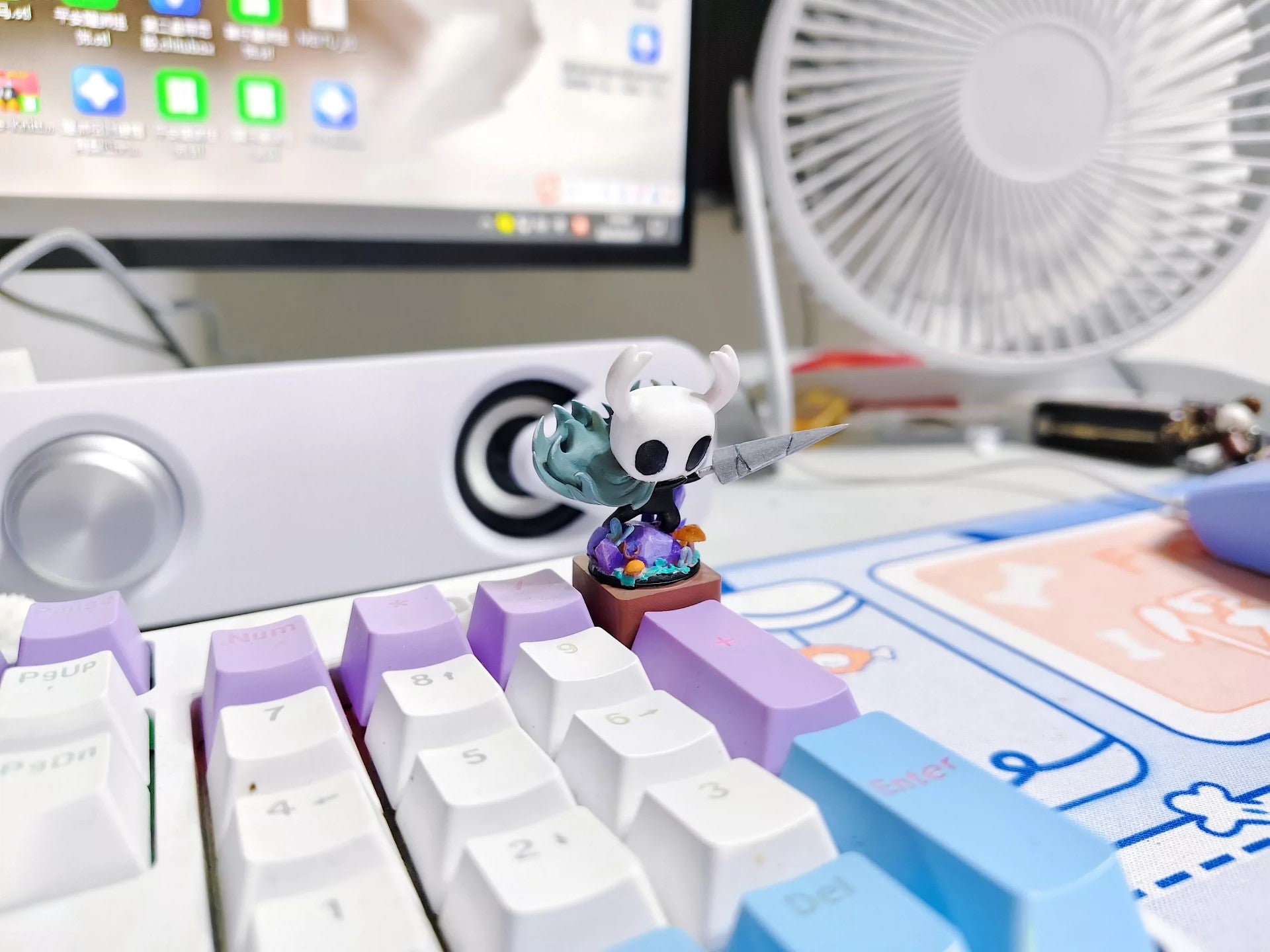 Hollow Knight， Painted standing version, resin material personalized keycaps, UV fluorescent effect