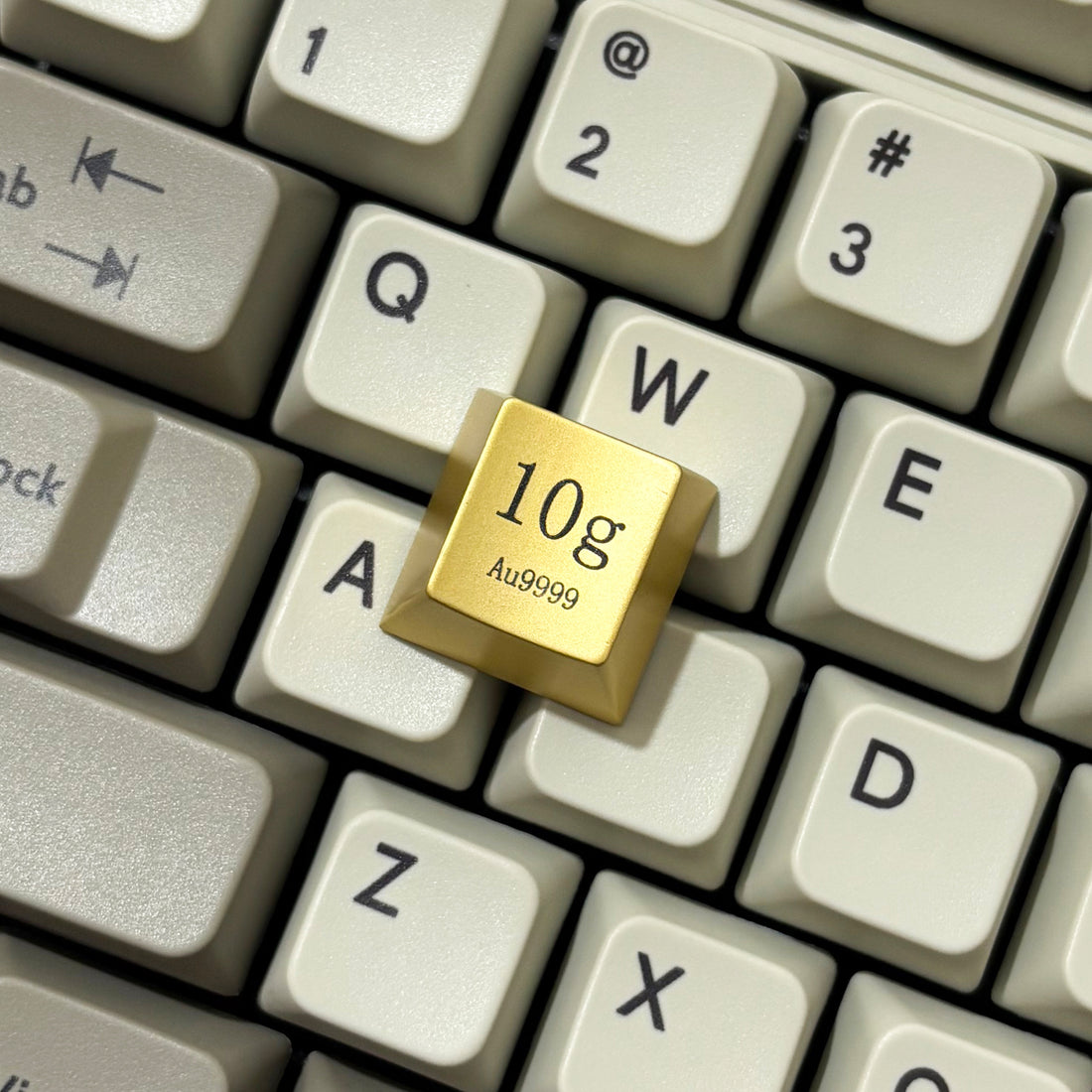 10G golden keycaps! Zinc alloy material. Metal personalized keycaps, humorous prank keycaps, artistic keycaps.