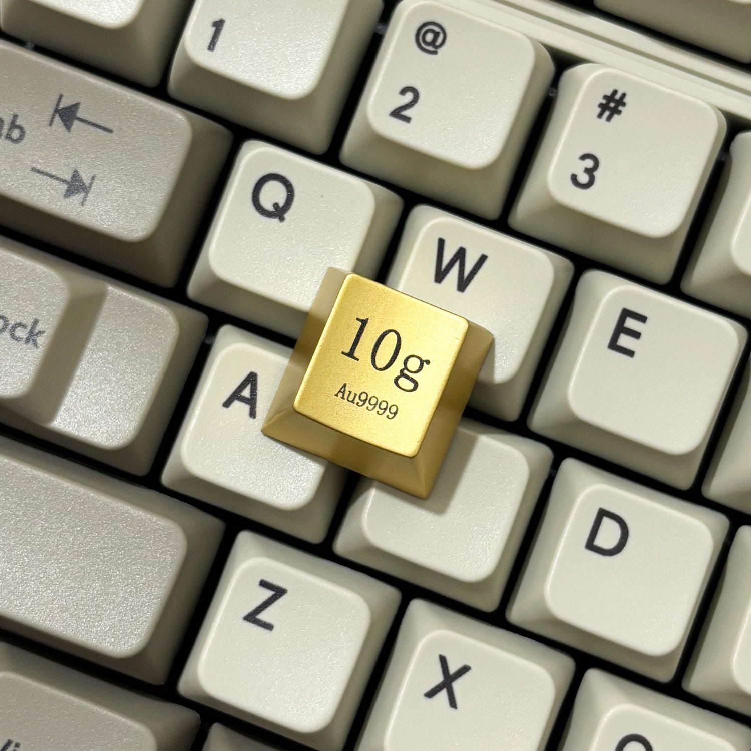 10G golden keycaps! Zinc alloy material. Metal personalized keycaps, humorous prank keycaps, artistic keycaps.