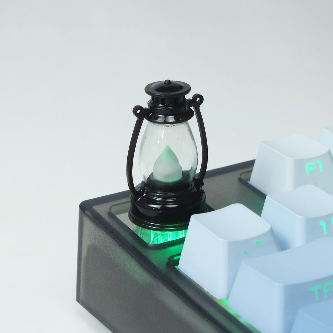 The original design of the kerosene lamp keycap is made of transparent resin material, which can emit light at night.