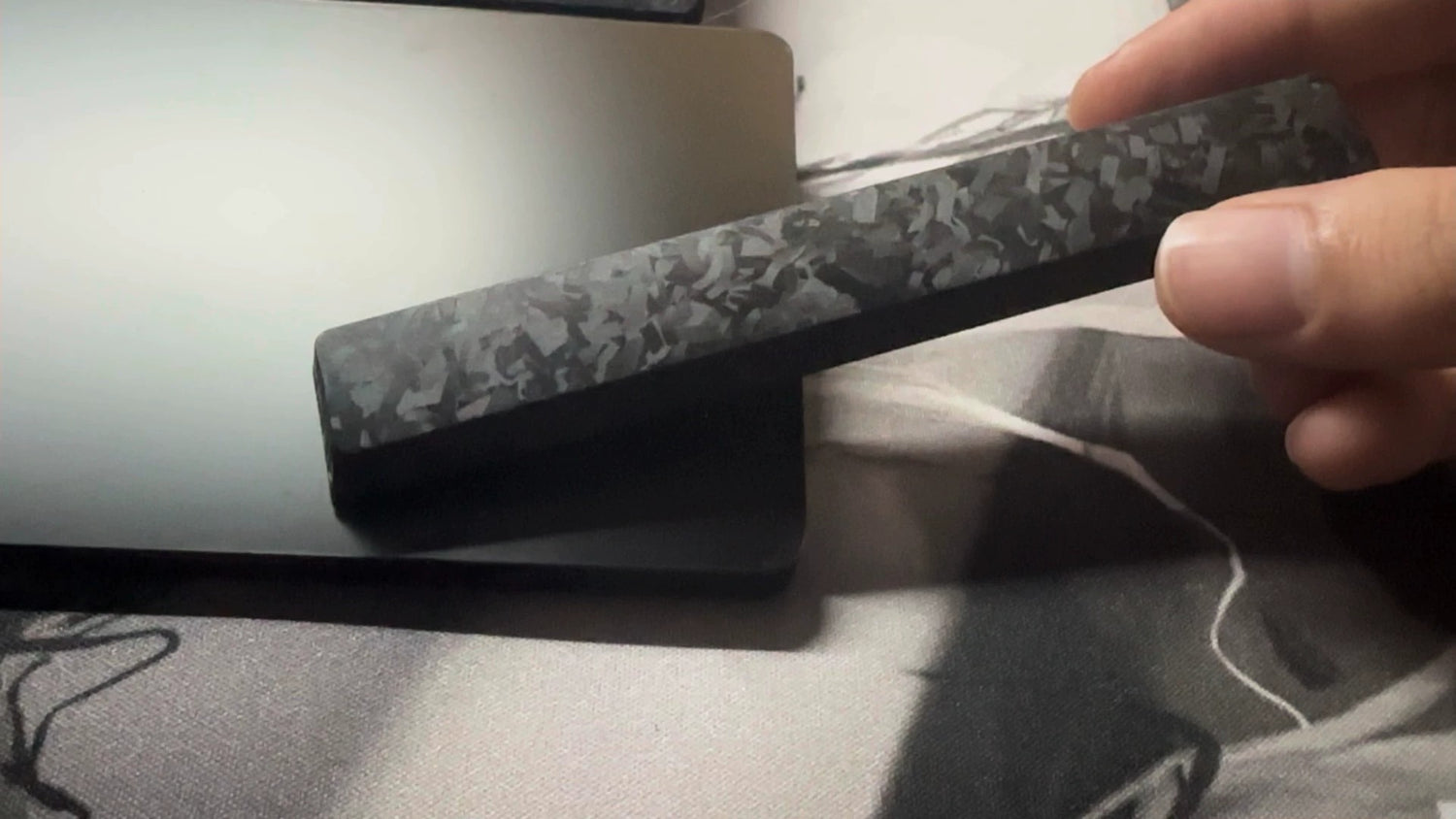 Really Carbon fiber, made with genuine carbon powder pressing process, with a frosted feel, anti slip and non oiling personalized keycap set