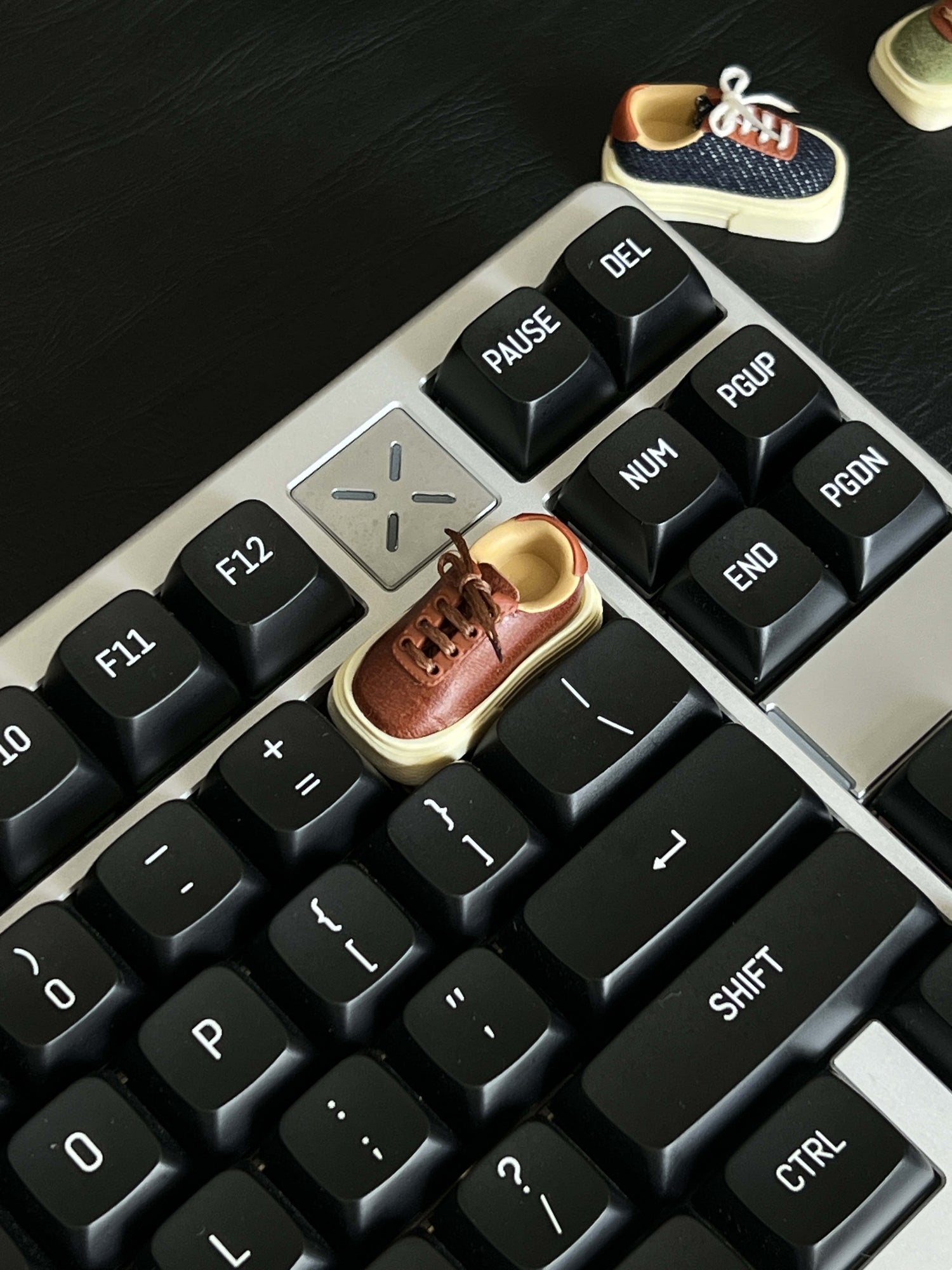 Genuine leather small leather shoes with personalized keycaps 2U, retro creative mechanical keyboard keycaps, genuine leather artistic handmade keycaps