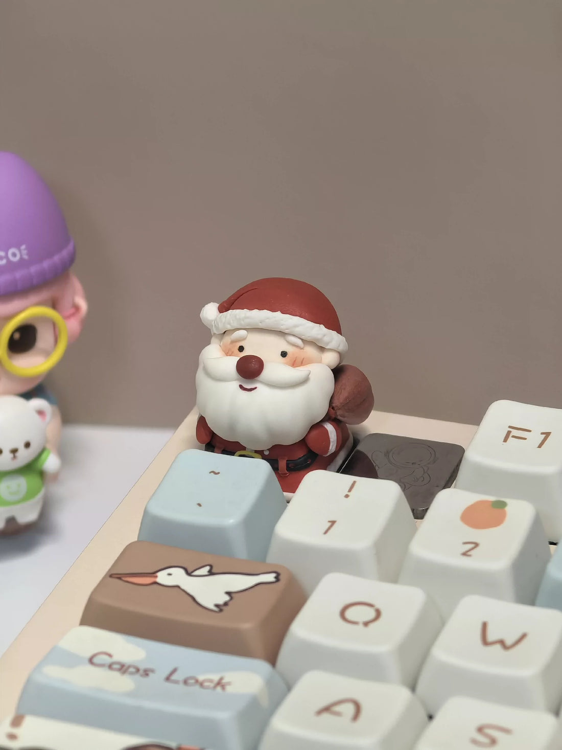 Ultra light clay Santa keycaps, personalized Christmas keycaps, handmade decorative keycaps.