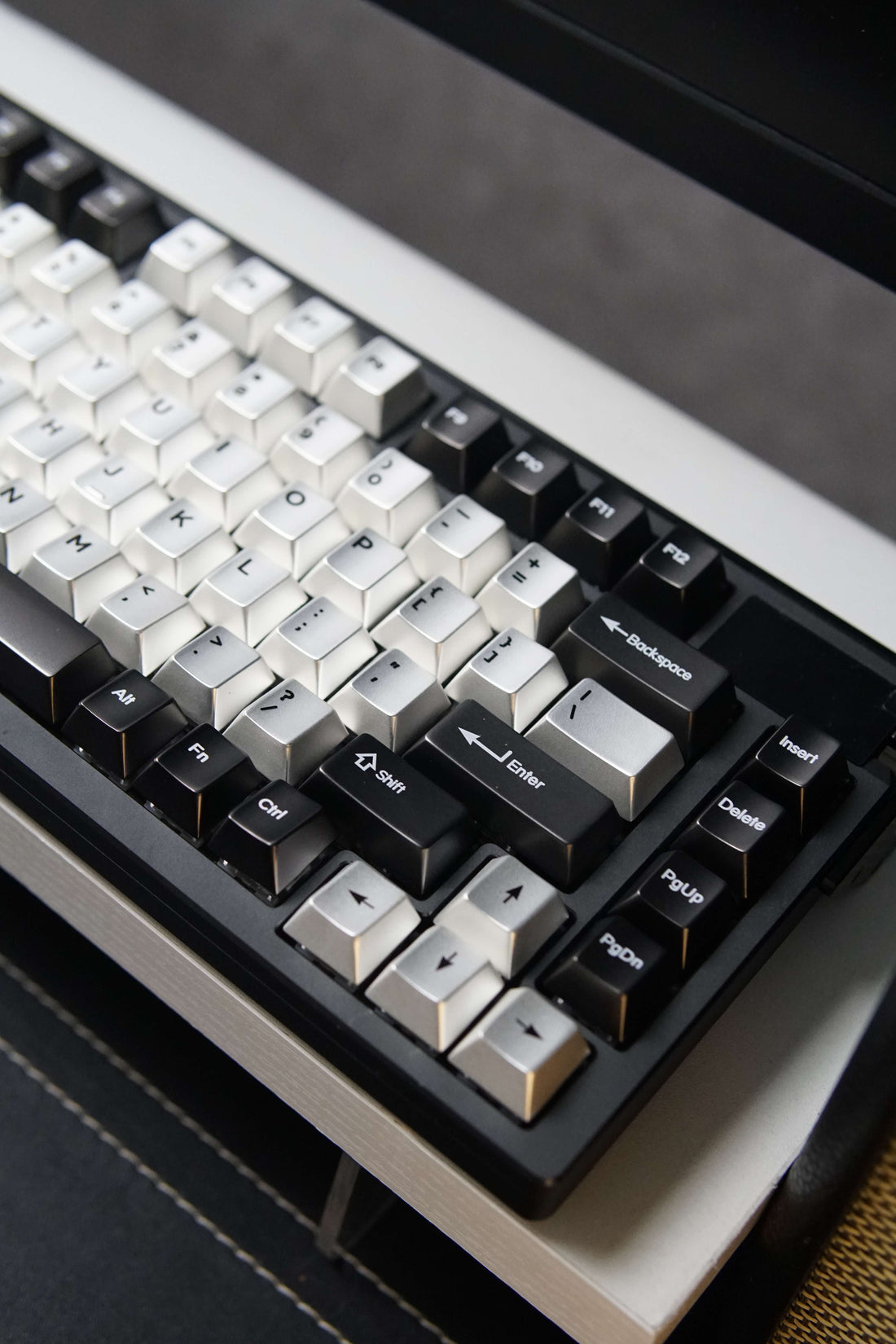 Black silver color scheme simple conventional style metal material CNC machining zinc alloy keycap set